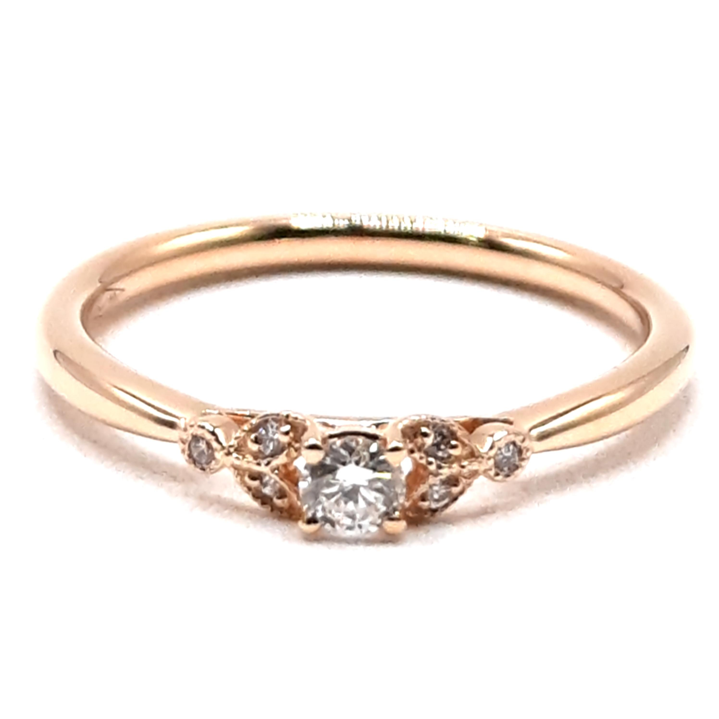 De verlovingsring modelnummer 003 is een elegante gouden ring van 18 karaat met een tijdloze uitstraling. De ring is versierd met zeven briljant geslepen diamanten van 0,13 ct (SI1 zuiverheid, H-kleur). Draag deze verfijnde ring als symbool van liefde en toewijding, perfect voor speciale gelegenheden of dagelijkse elegantie.