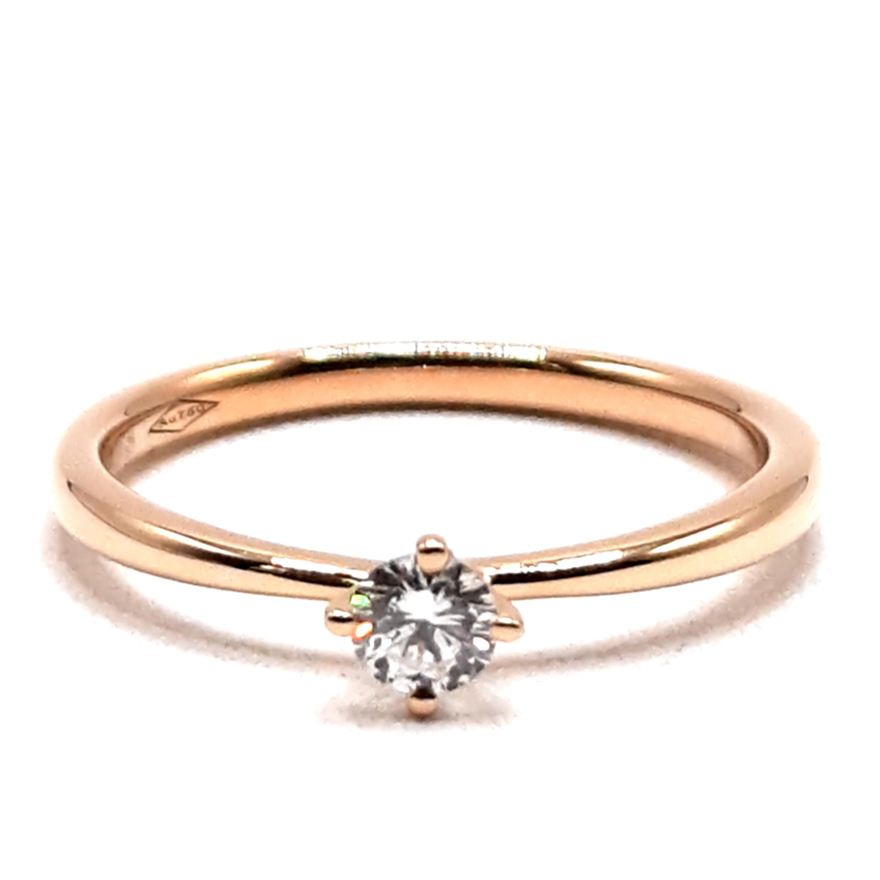 De verlovingsring model 004 is een schitterend exemplaar met een SI1-puurheidsdiamant van 0,25ct in briljante slijpvorm. Gemaakt van 18-karaats goud, maat 53, straalt deze goudgekleurde ring elegantie uit. Perfect voor verlovingen. Draag deze ring op de ringvinger van je linkerhand om de ware betekenis van deze speciale gelegenheid te benadrukken.