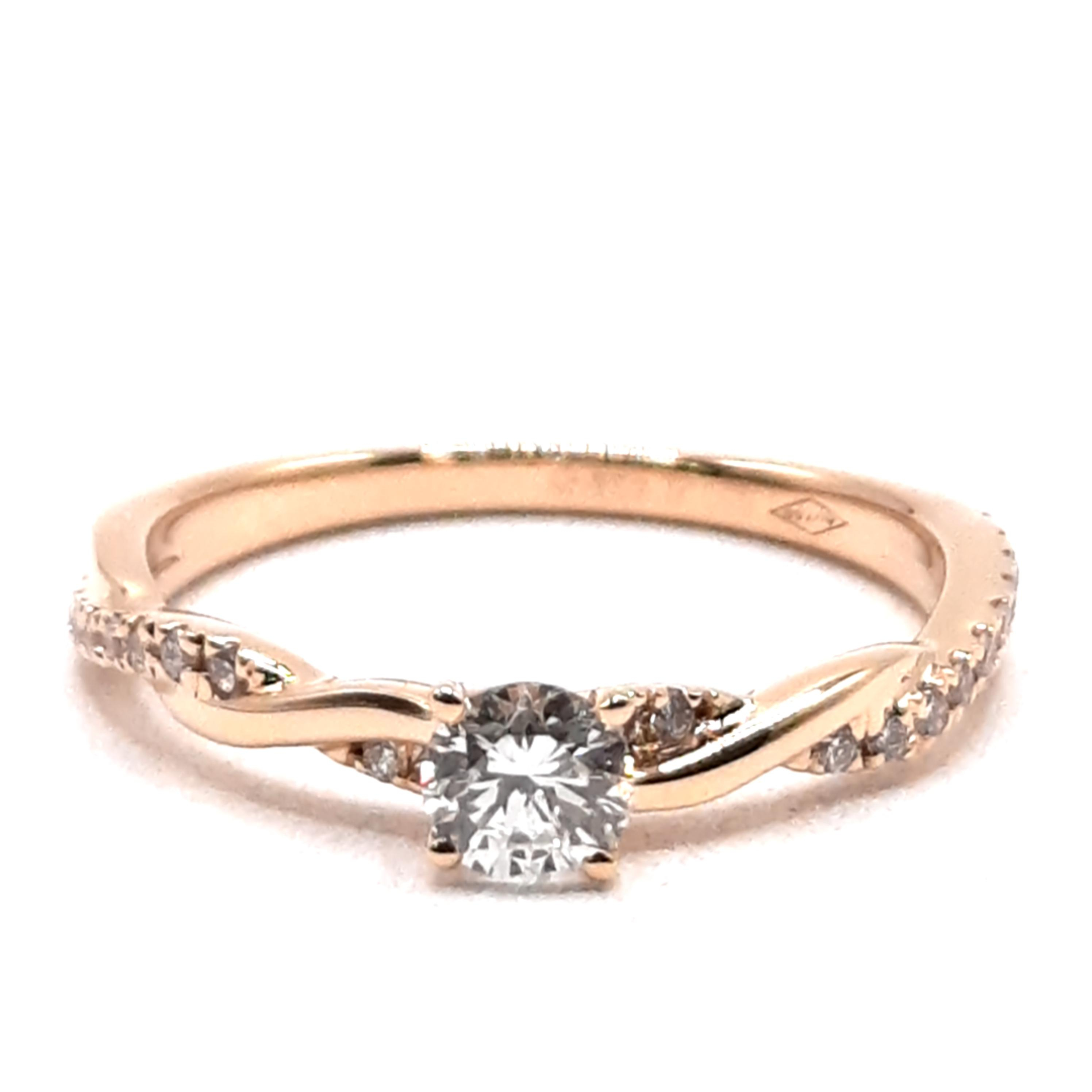 Deze verlovingsring, modelnummer 008, bevat een briljante SI1 zuiverheid diamant van 0,38ct in H (Wesselton) kleur, gezet in 18-karaats goud. Met 31 diamanten straalt deze ring elegantie uit. Perfect voor een huwelijksaanzoek, draag hem aan de ringvinger van de linkerhand om liefde en toewijding te symboliseren. Ideaal voor een onvergetelijk moment.