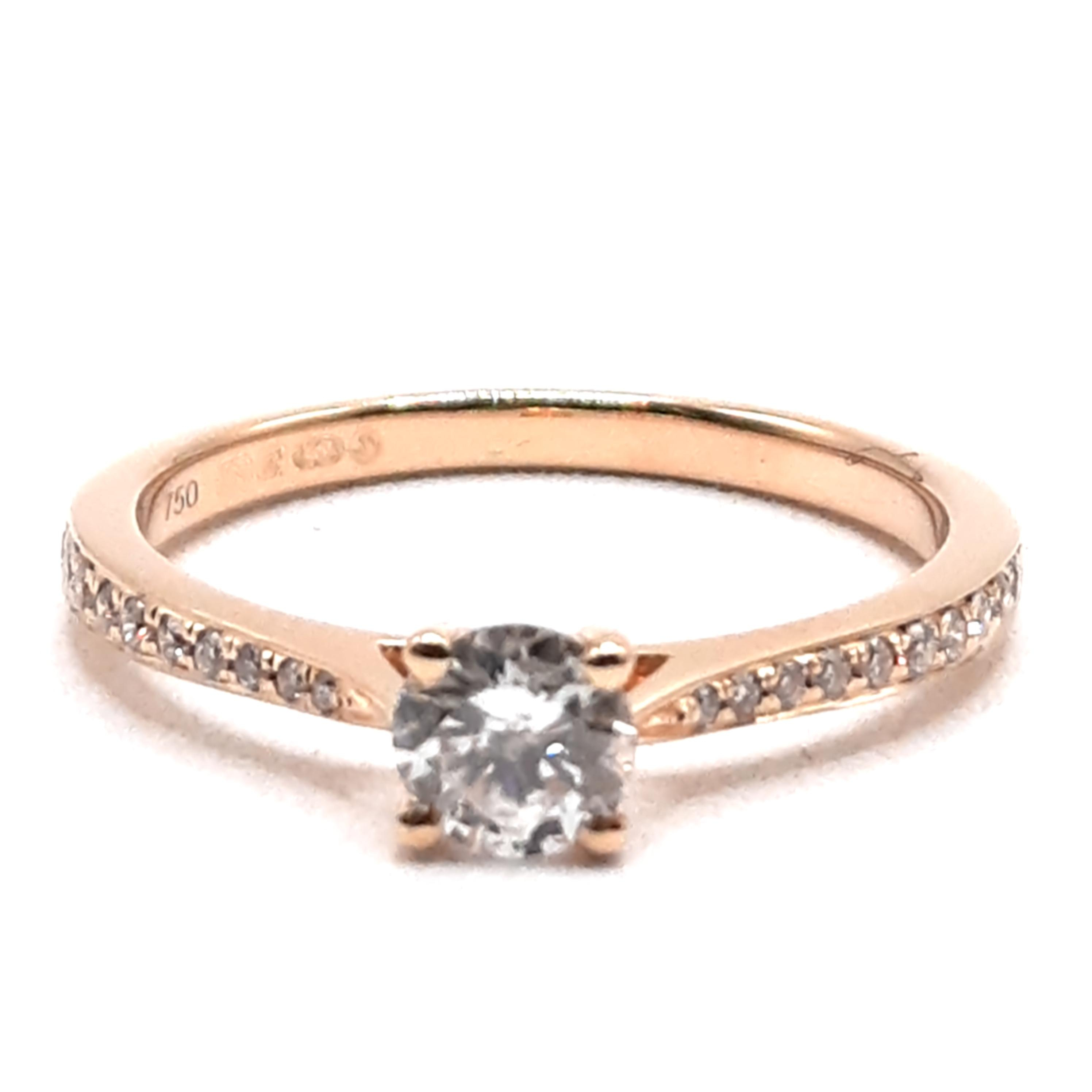 Deze verlovingsring, modelnummer 0010, is vervaardigd uit 18-karaats goud en heeft een schitterende gouden kleur. Gezet met 21 briljant geslepen diamanten van 0,45ct met een zuiverheid van SI1 en kleur G. Perfect voor een verloving. Draag hem op de ringvinger van je linkerhand om de traditie eer aan te doen. Voel de liefde!