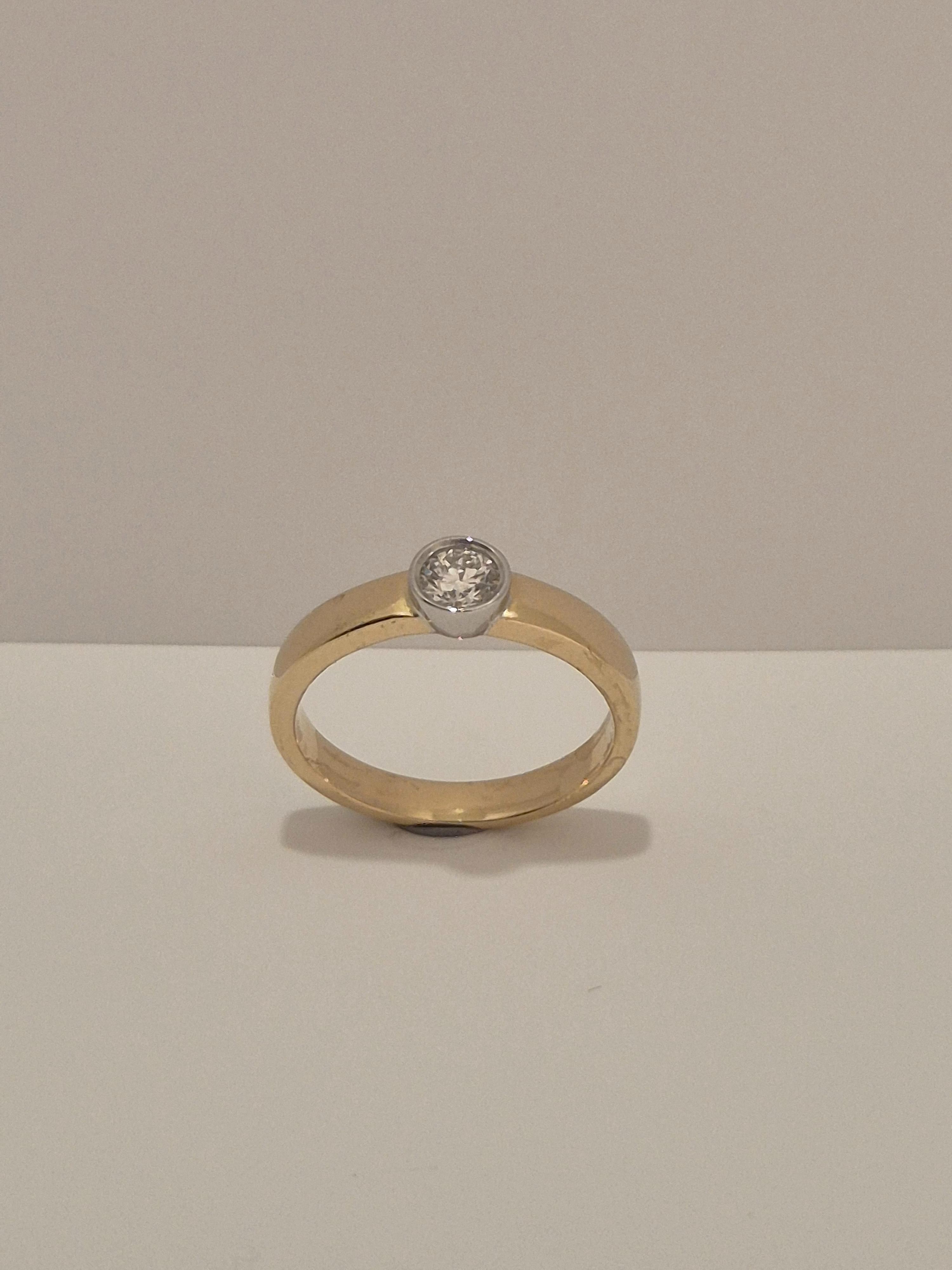 Deze 14krt geelgouden solitairring met diamant van 0,35ct, model ALEX-RENE 0.35, straalt elegantie en klasse uit. Gemaakt van hoogwaardig 14 karaat goud, is deze nieuwe ring perfect voor elke speciale gelegenheid. Een tijdloze aanvulling op uw sieradencollectie.