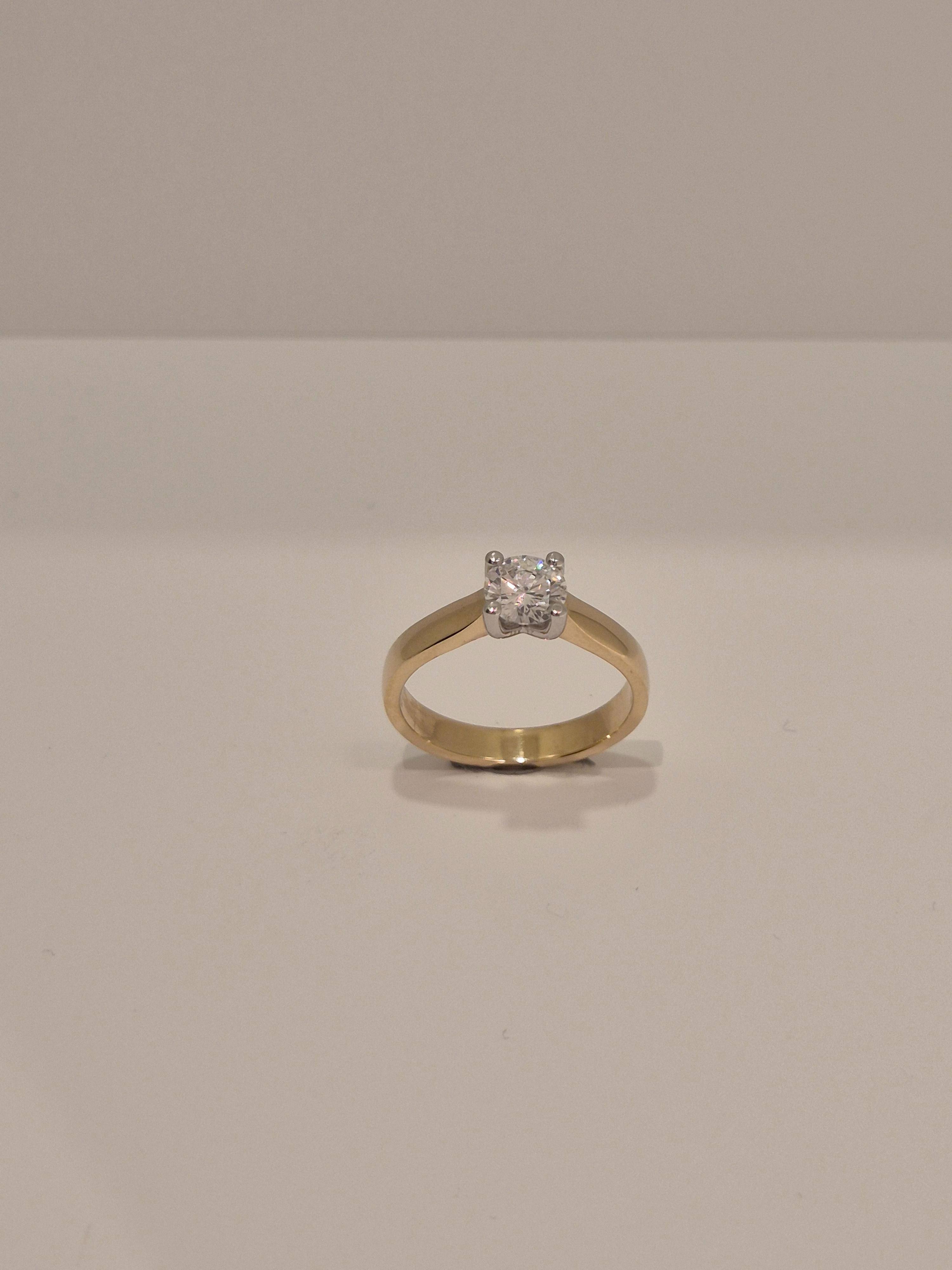 Deze prachtige 14 karaat geelgouden solitair ring met diamant van 0,77ct (modelnummer ALEX.DRV88) is een schitterende toevoeging aan elke sieradencollectie. Perfect voor speciale gelegenheden, draag deze ring solo voor een elegante look of combineer met andere gouden sieraden voor een modieuze uitstraling. Ideaal voor maat 55. 