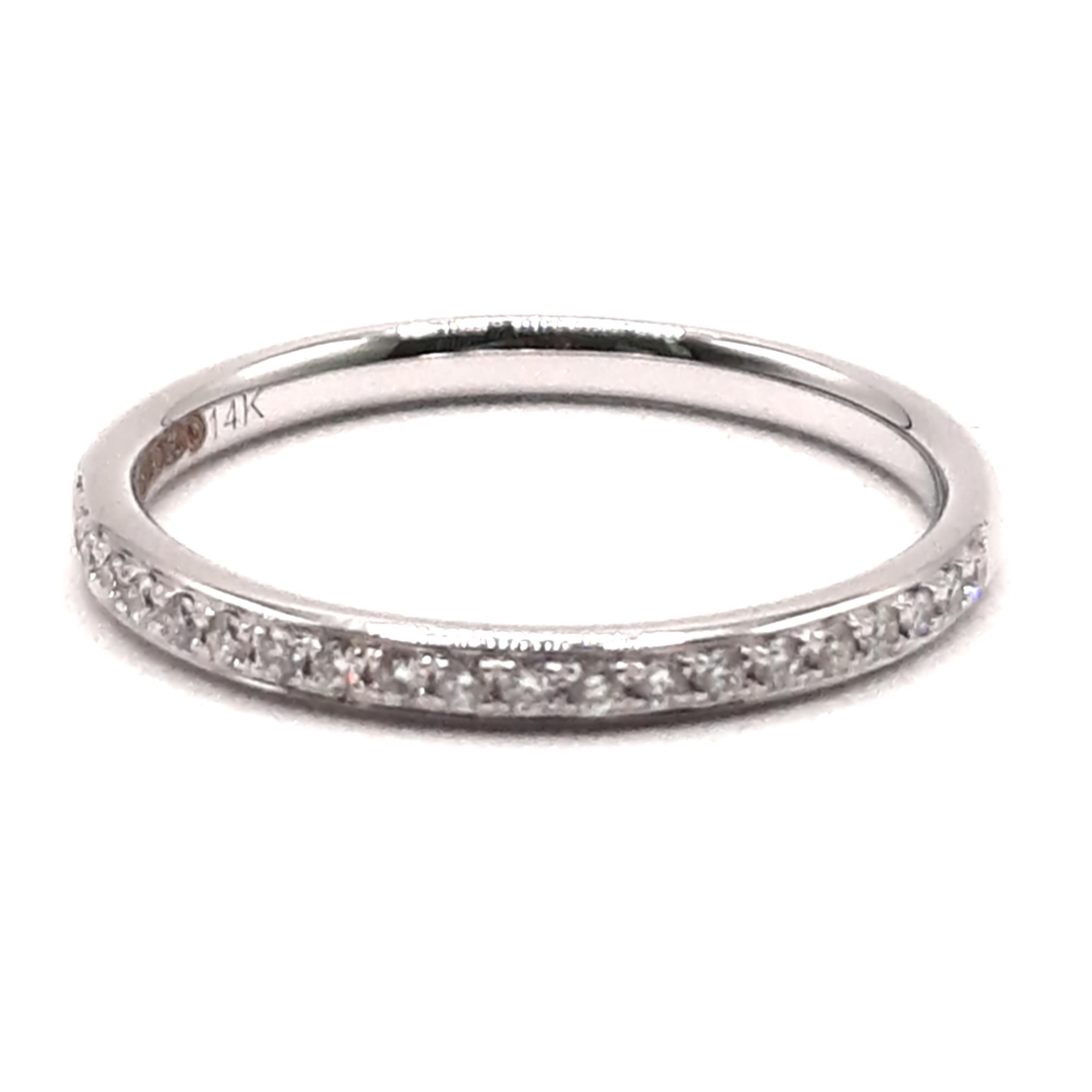 De witgouden ring met diamant, modelnummer 0014 van een onbekend merk, is een elegante verlovingsring. Gemaakt van 14-karaats goud, maat 54, straalt hij verfijning uit met zijn briljante diamant van 0,14 karaat (SI1, kleur G). Perfect om dagelijks te dragen of tijdens speciale gelegenheden, combineer met andere sieraden voor een elegante look. Breedte: 2,1 mm.