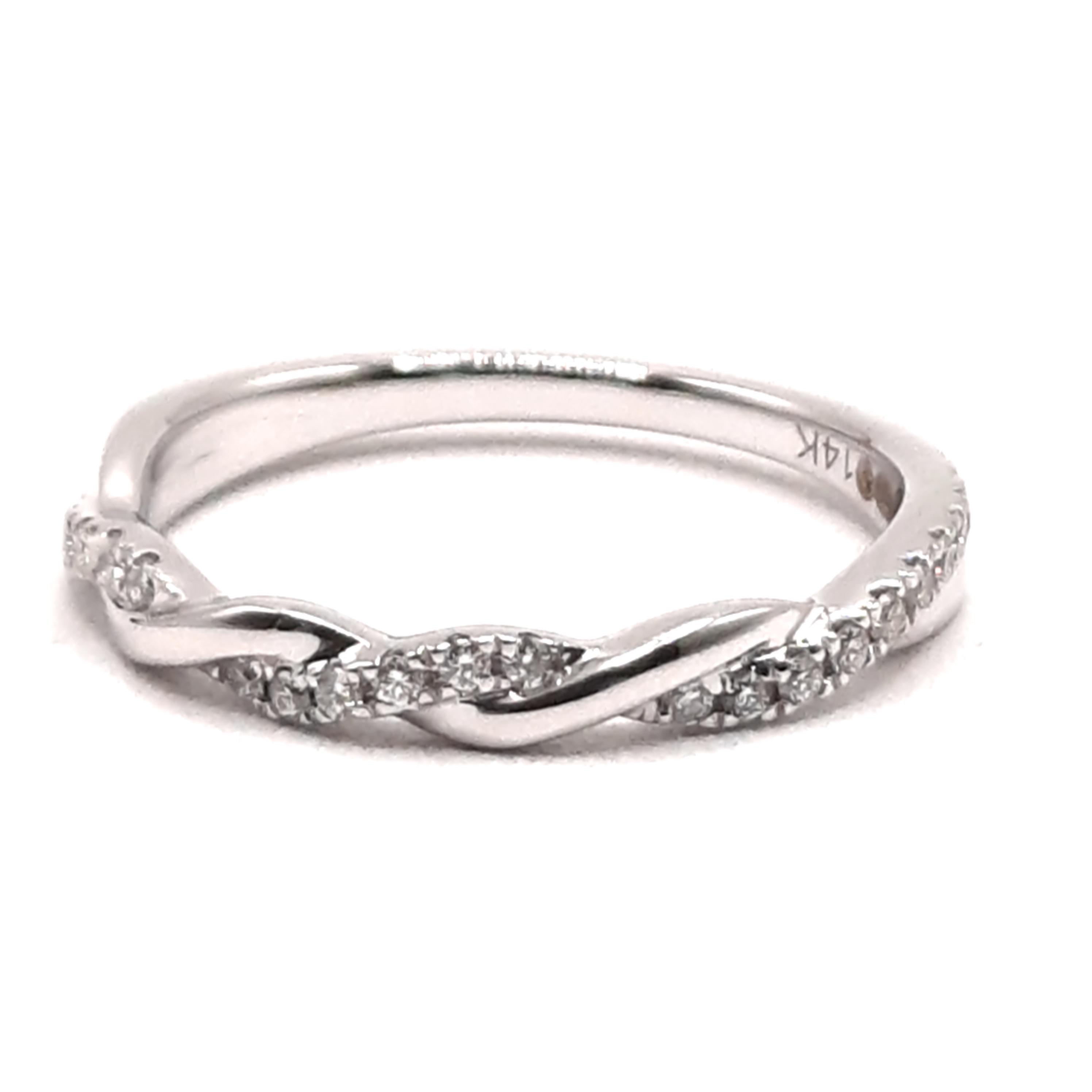 Deze verlovingsring model 0016, met een witte 14-karaats gouden band, is elegant en verfijnd. De briljant geslepen diamant van 0,19 karaat, met SI1 zuiverheid en G kleur, maakt het een perfecte keuze voor een verloving. De ringmaat is 54 en heeft een breedte van 2,7 mm. Draag deze tijdloze schoonheid met liefde en trots.