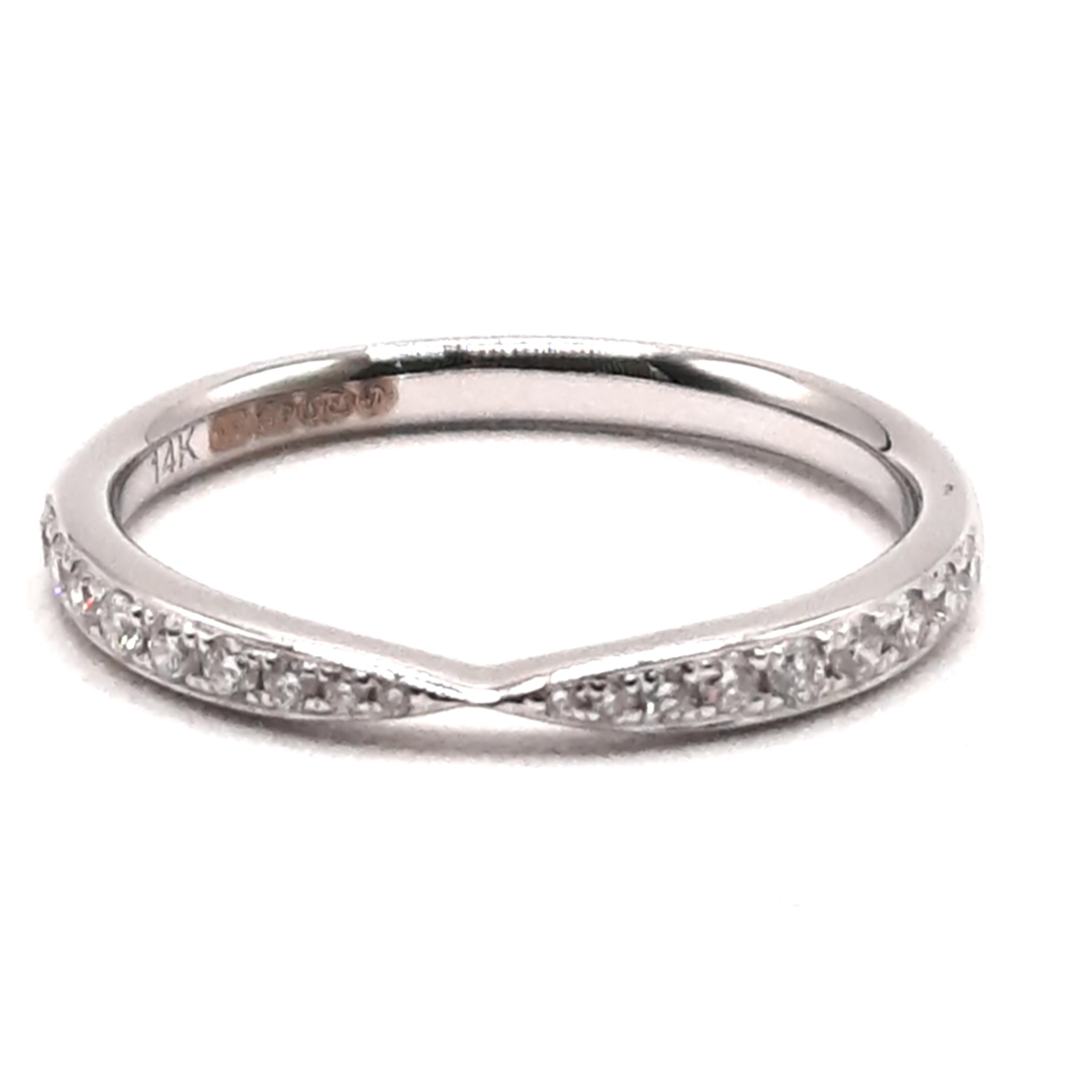 De witgouden ring (modelnummer 0017) is een prachtige verlovingsring, gemaakt van 14-karaats goud in maat 54. Het bevat een schitterende diamant van 0,21 karaat met briljante slijpvorm, SI1 zuiverheid en G kleur. Draag deze elegante ring op een speciale gelegenheid of dagelijks voor een subtiele touch van luxe. Perfect voor verlovingen.