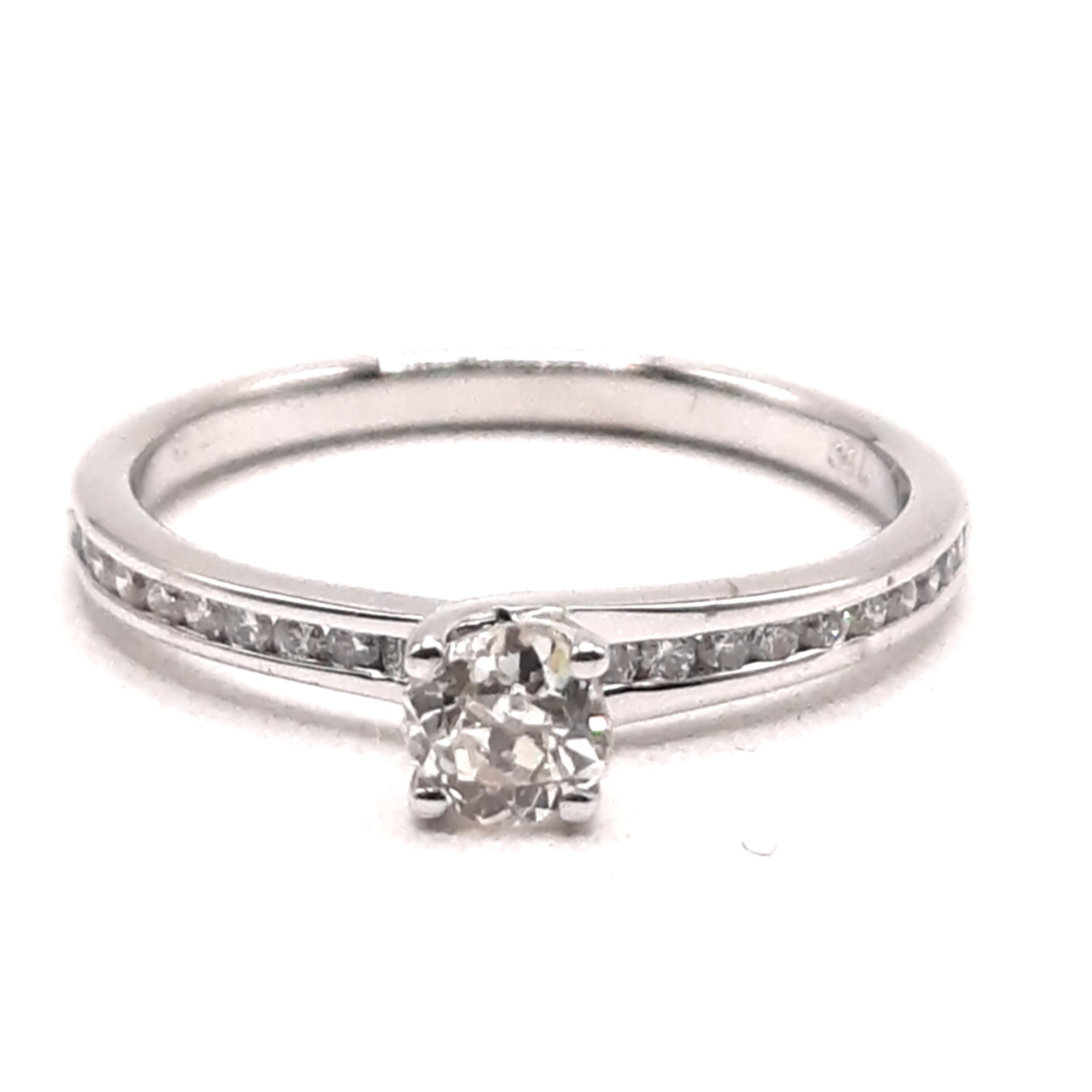 Deze prachtige verlovingsring, modelnummer 0018, is vervaardigd uit 14-karaats witgoud en beschikt over 21 briljant geslepen diamanten met een totale gewicht van 0,41 karaat. De diamanten hebben de zuiverheid SI1 en kleur G (Top Wesselton). Perfect te dragen als symbool van liefde en toewijding tijdens een huwelijksaanzoek. Verkrijgbaar in maat 54.