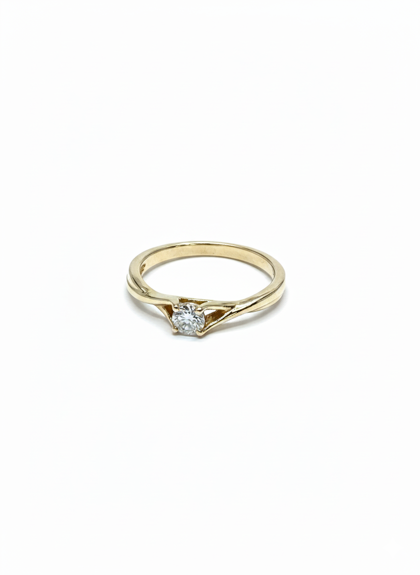 De 18k geelgouden solitaire diamanten ring met cross over zetting (modelnummer AA52326) heeft een briljante, SI1 zuivere diamant van 0,19 crt in de kleur G (fijn wit Top Wesselton). Draag deze elegante ring aan ringmaat 52 voor een stijlvolle en verfijnde uitstraling. 