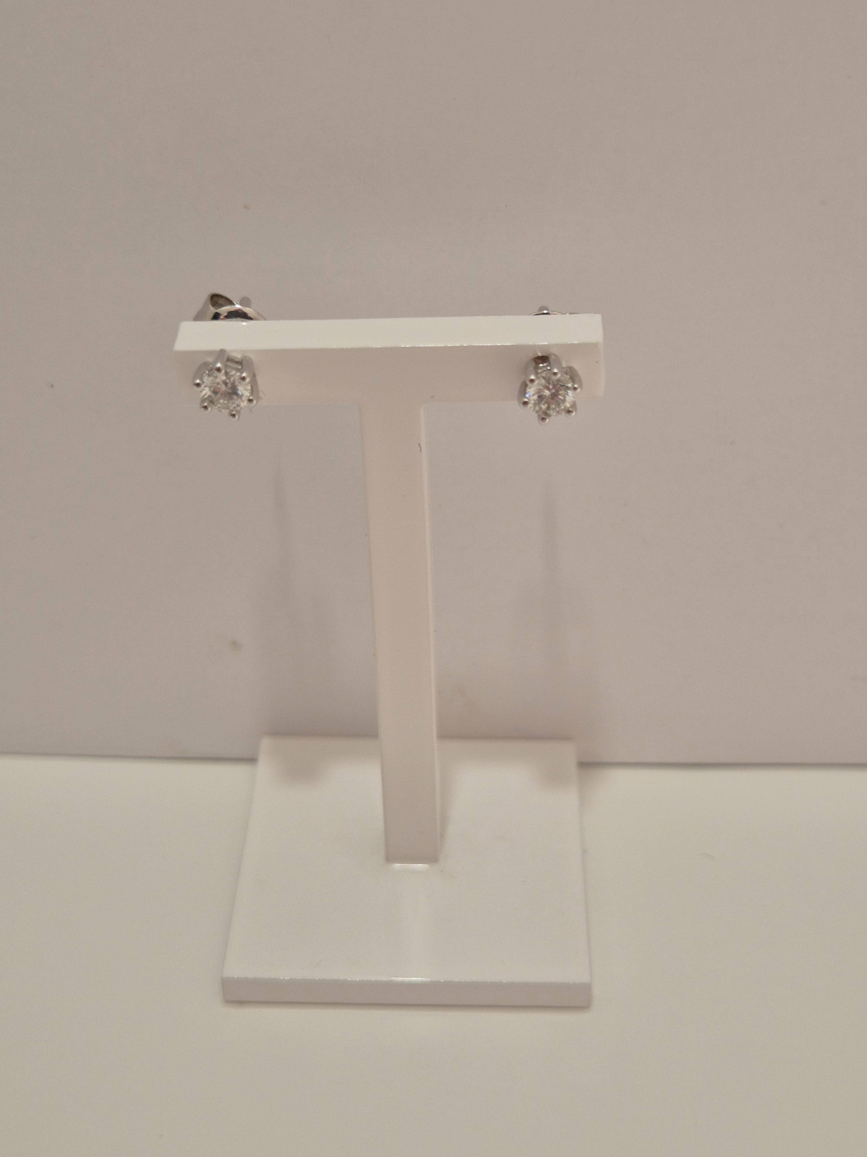 De KL6 32 2x0.16 zijn prachtige witgouden oorstekers, vervaardigd uit 14-karaats goud. Met een totale karaatgewicht van 2x 0,16 stralen ze elegantie en verfijning uit. Deze nieuwe oorbellen zijn perfect voor zowel dagelijks gebruik als speciale gelegenheden. Combineer ze met andere witgouden sieraden voor een samenhangende, elegante look.