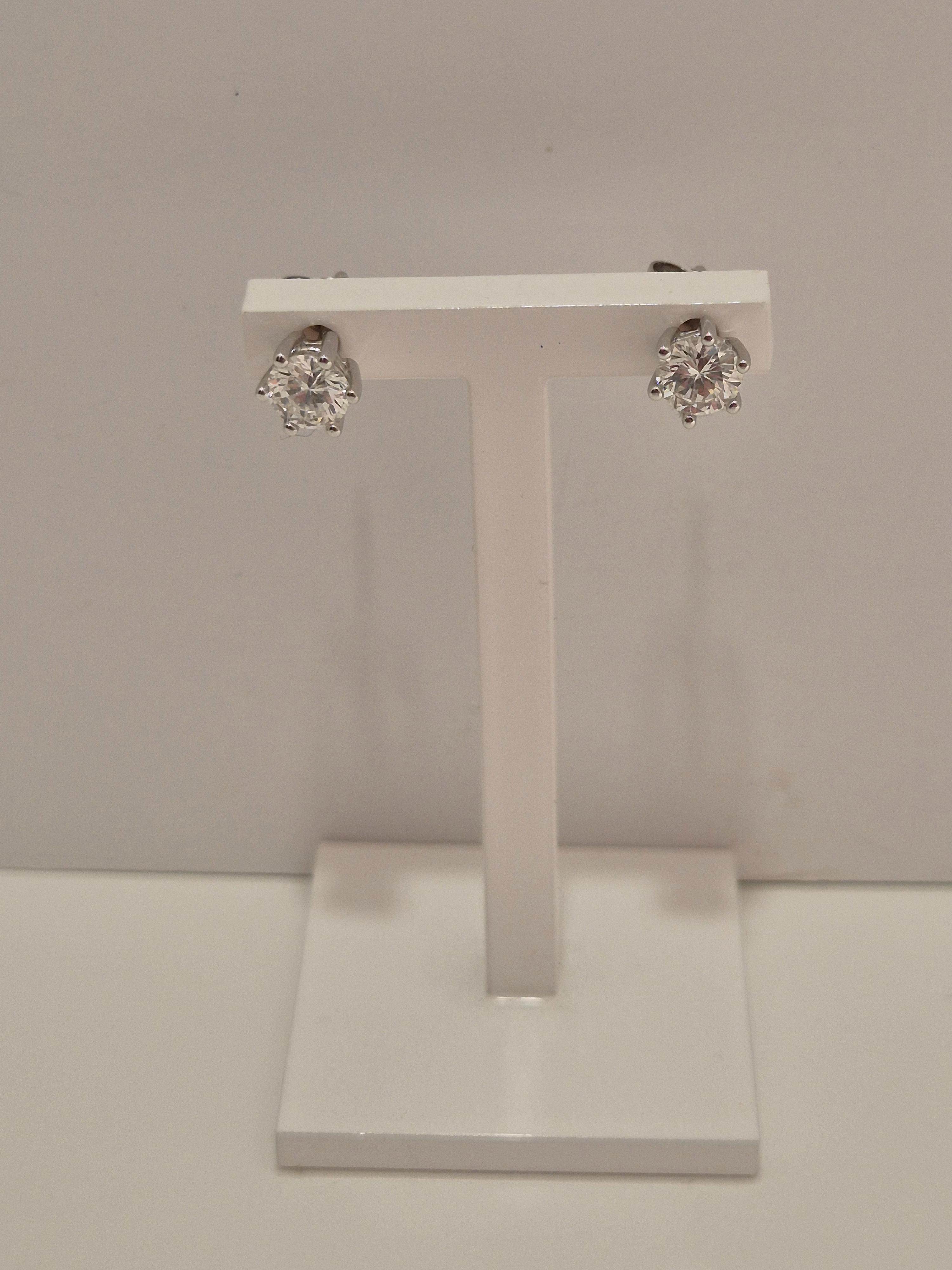 Deze prachtige 14-karaats witgouden oorknoppen, modelnummer KL6 74 2X 0.37, zijn voorzien van twee diamanten van elk 0,37ct in een zes-poot chaton setting. Ze zijn nieuw en stralen verfijning uit. Perfect voor dagelijks gebruik of speciale gelegenheden. Draag ze met opgestoken haar voor een elegante uitstraling. Een must-have in elke sieradencollectie.