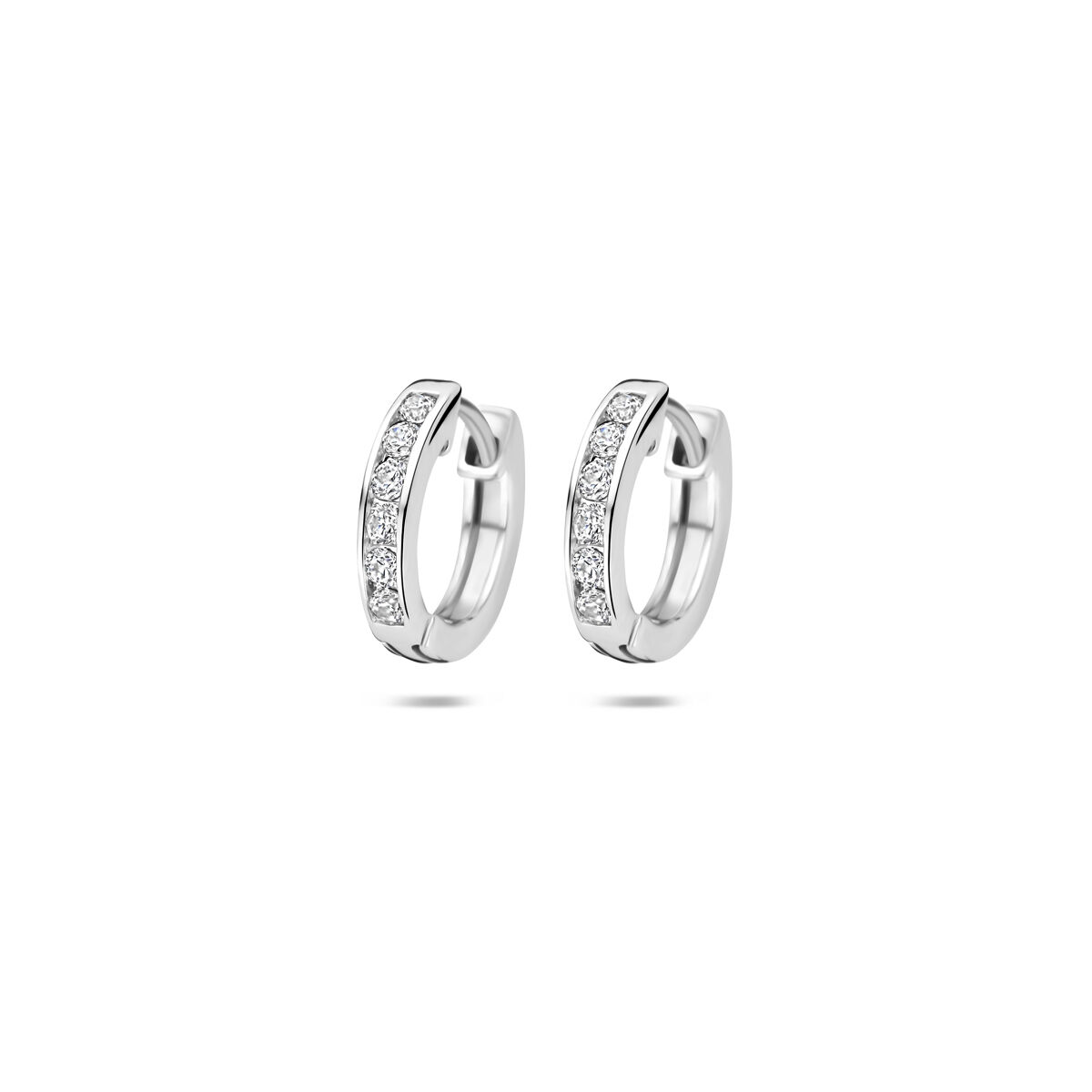 De klapoorringen zirkonia 12,5 mm met modelnummer 1322181 van een onbekend merk zijn voorzien van schitterende zirkonia-stenen die elegantie toevoegen aan elke outfit. Perfect voor zowel dagelijkse als feestelijke gelegenheden. Draag deze oorbellen met opgestoken haar om de glans en verfijning optimaal te tonen. Voeg een vleugje glamour toe aan je look!