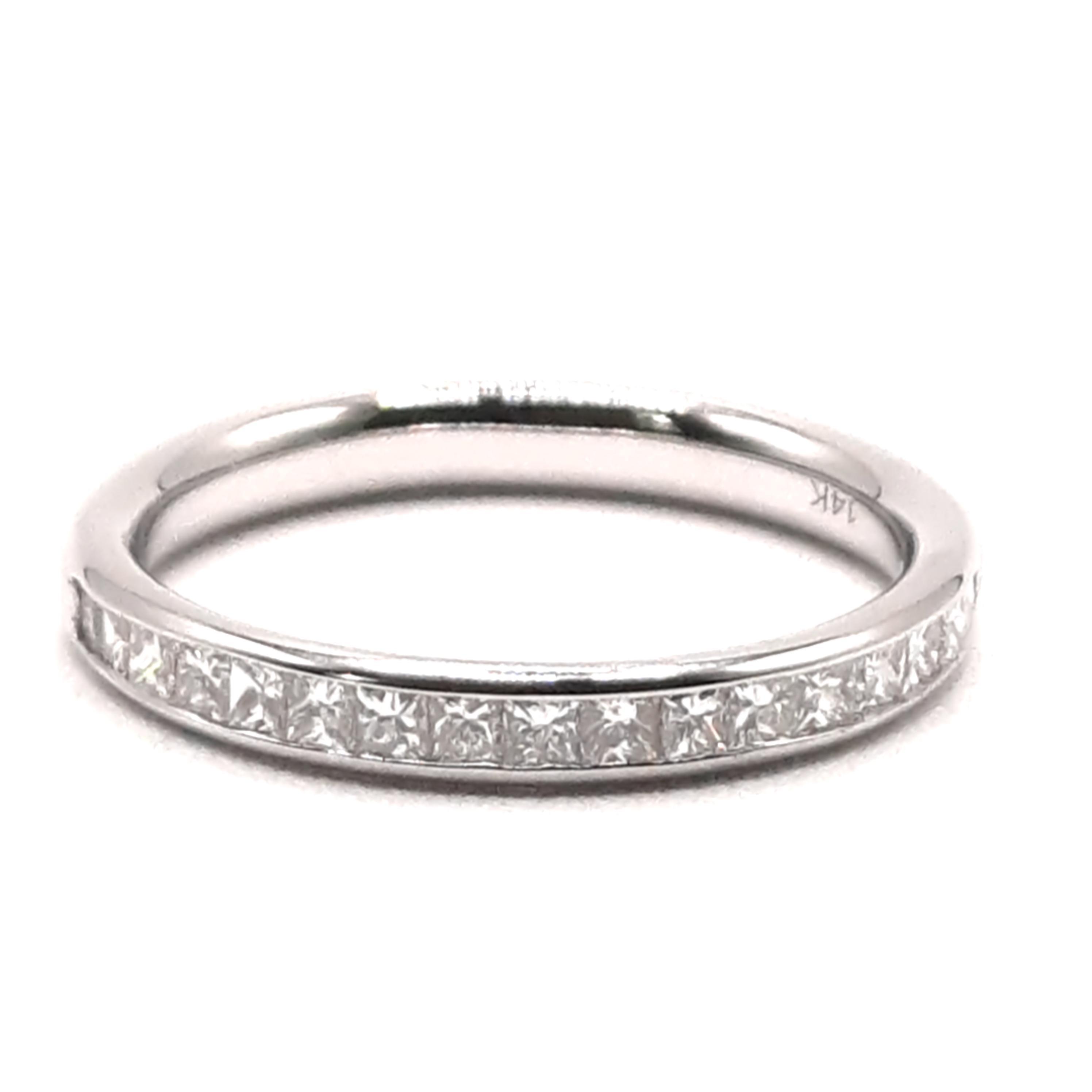 Deze verlovingsring modelnummer 0026 van een onbekend merk is een prachtige keuze. Gemaakt van 14-karaats witgoud, met een briljant geslepen diamant van 0.51 karaat, SI1 zuiverheid en G kleur. Ringmaat 54 en breedte 2.8 mm. Perfect voor aanzoek- of verlovingsmomenten. Draag deze elegante ring dagelijks als symbool van liefde en toewijding.