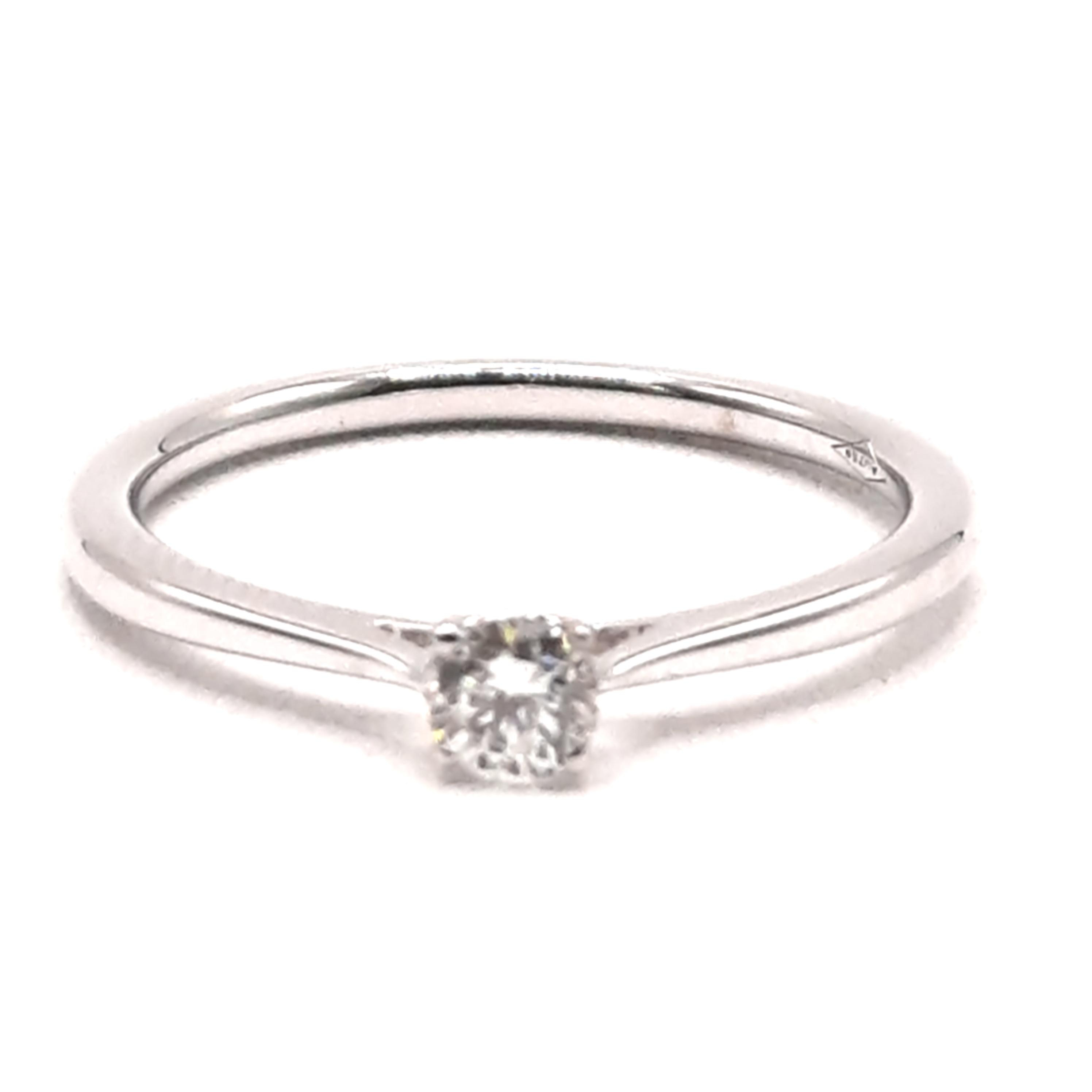 Deze verlovingsring, modelnummer 0027, is een verfijnde keuze voor jullie speciale moment. Gemaakt van 18-karaats witgoud, zet het een briljantgeslepen diamant van 0,20 karaat met SI1 zuiverheid en G-kleur in de schijnwerpers. Draag deze tijdloze ring op de derde vinger van je linkerhand voor een traditionele en elegante look. Ideaal voor verlovingen.