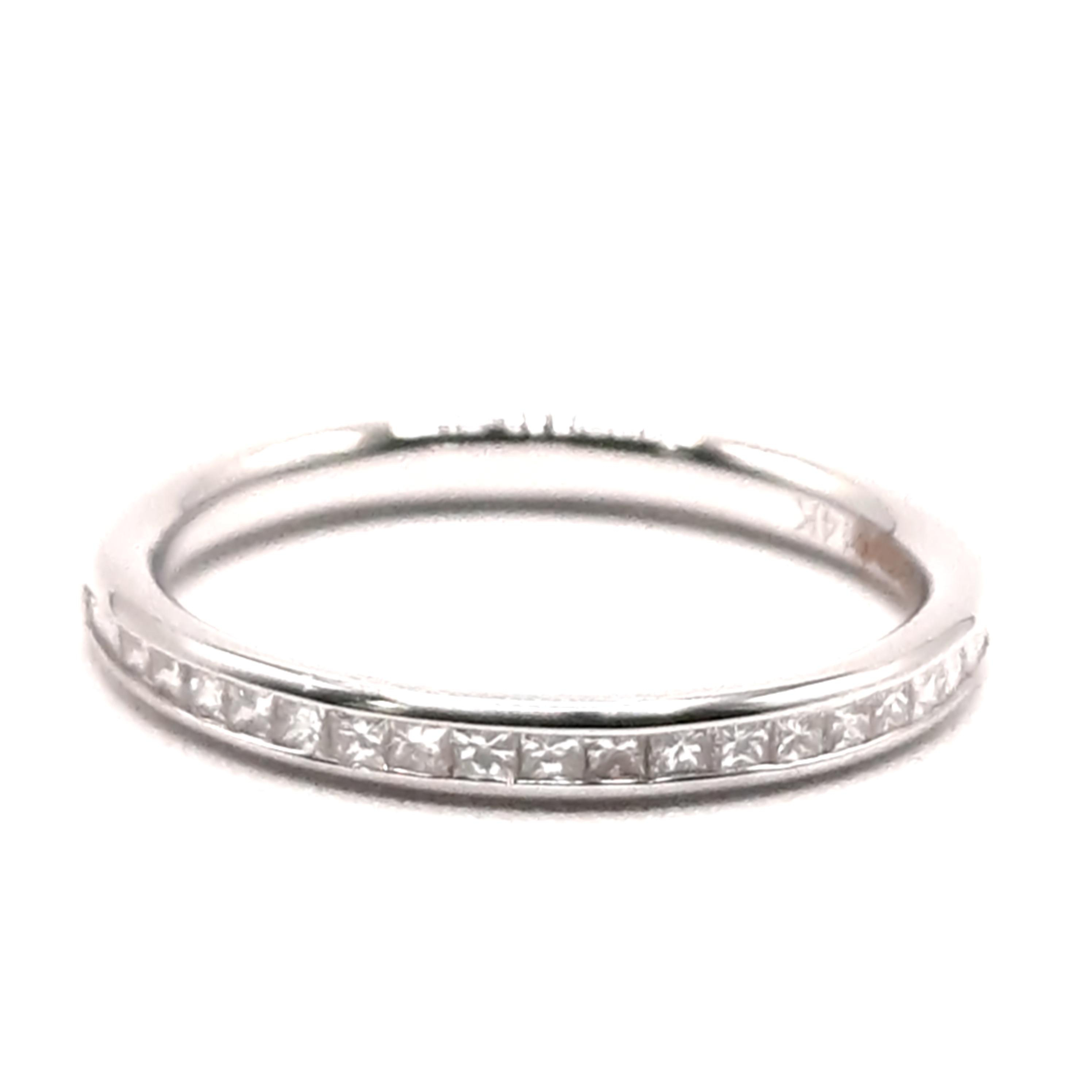 Deze prachtige verlovingsring, modelnummer 0028, is gemaakt van 14-karaats witgoud en past perfect bij jouw verlovingsmoment. De briljante SI1-diamant van 0,32 karaat straalt in zijn G-kleur (fijn wit Top Wesselton). Met maat 54 en een breedte van 2,5 mm, is deze elegante ring ideaal om dagelijks te dragen voor een stijlvolle uitstraling.