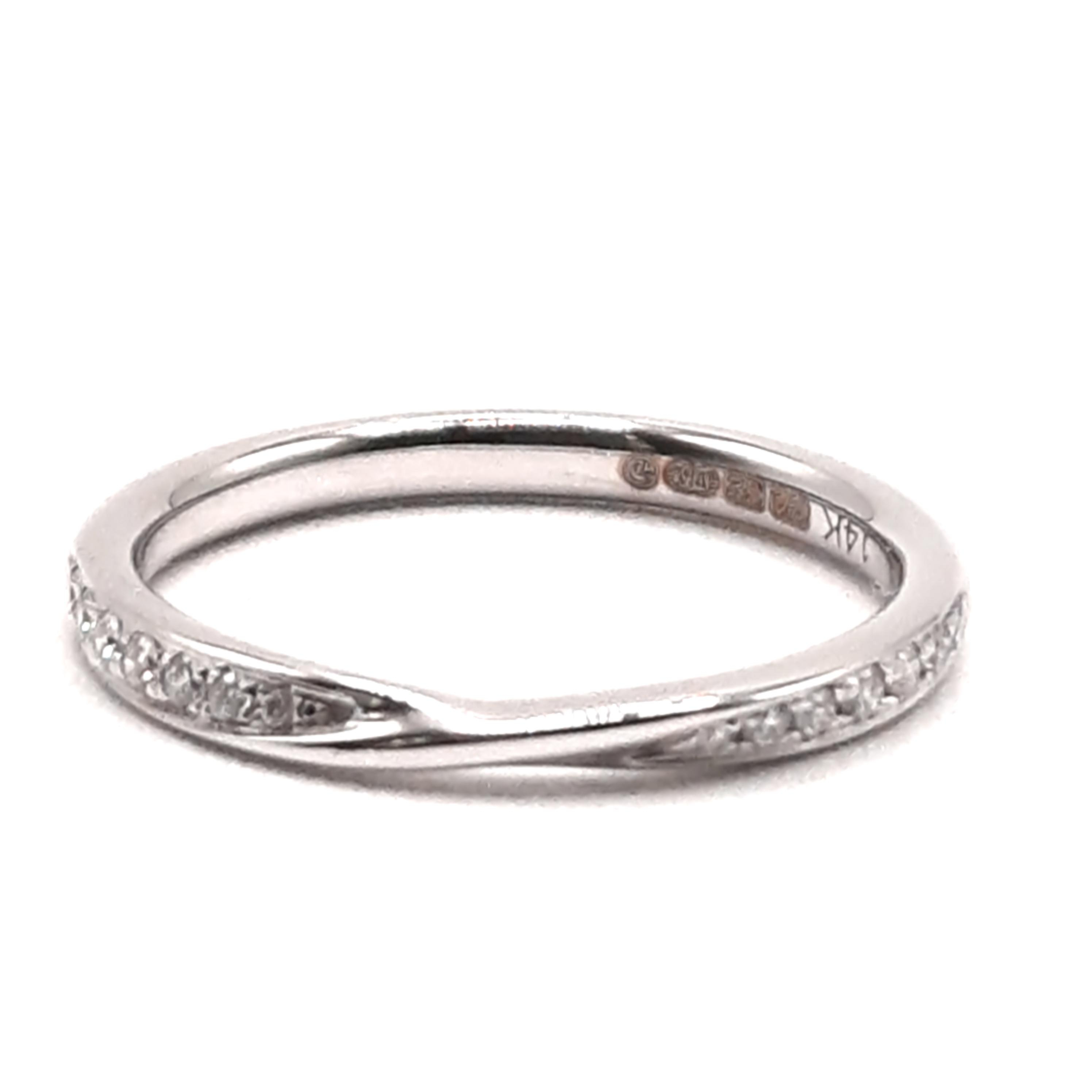 Deze adembenemende Diamanten Verlovingsring, modelnummer 0029, is een ware blikvanger. Gemaakt van wit 14 karaats goud en bezet met een briljantgeslepen diamant van 0.12 karaat, met SI1 zuiverheid en G-kleur. Perfect voor een verloving, in maat 54. Draag deze elegante ring dagelijks om extra glamour toe te voegen aan elke outfit.