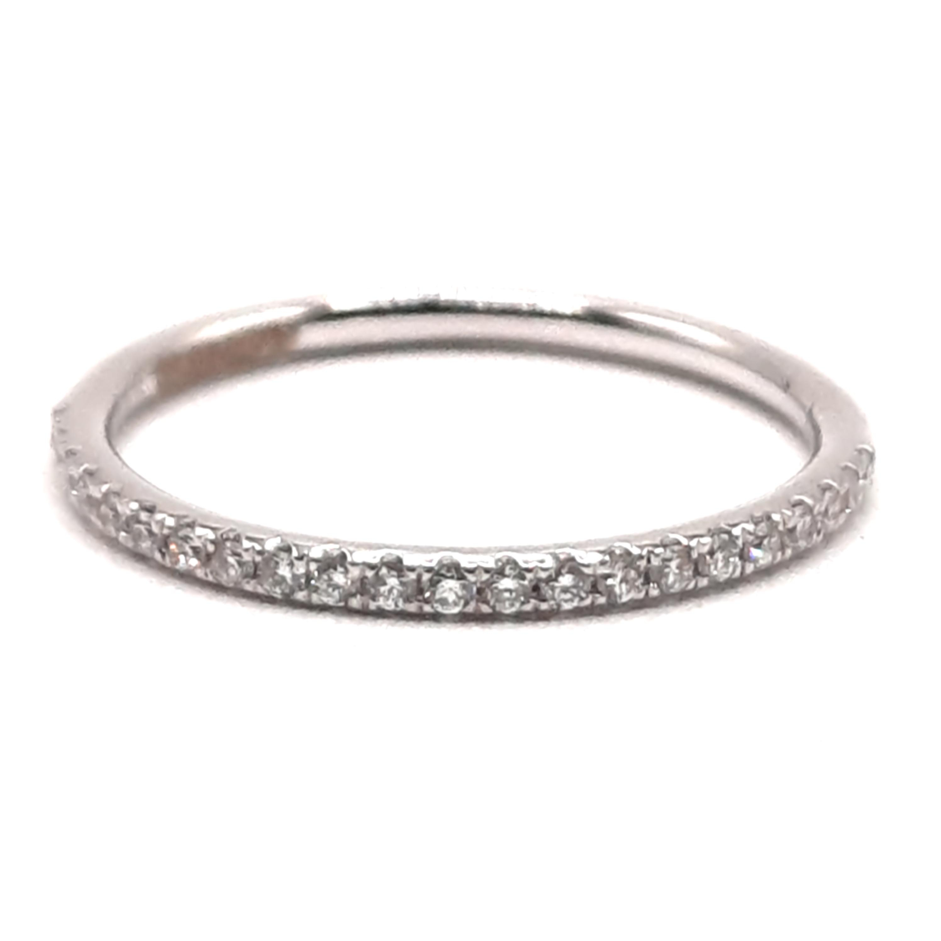 De Verlovingsring model 0031 is een elegante gouden ring van 14 karaat met een briljantgeslepen diamant van 0,15 karaat, SI1 zuiverheid en G-kleur. Deze verfijnde ring in maat 54 en 1,6 mm breedte straalt tijdloze schoonheid uit. Draag deze ring als symbool van uw liefde en beloften tijdens uw verloving. Perfect voor elke romantische gelegenheid!