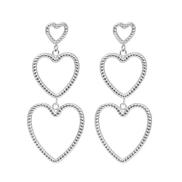 De iXXXi Oorbellen &lsquo;Velora&rsquo; zijn opvallende stainless steel oorbellen met speelse statement-uitstraling. De oorbellen bestaan uit drie hartjes in verschillende maten die sierlijk met elkaar verbonden zijn. Comfortabel om te dragen en perfect om je look een stijlvolle touch te geven. De oorbellen zijn 5.5 cm lang. De iXXXi Oorbellen &lsquo;Velora&rsquo; zijn een echte must-have voor jouw earparty!

Gemaakt van duurzaam stainless steel.
Hypo-allergeen
Nikkel vrij
Verkleurt niet en geeft niet af op de huid.
Eindeloos combineren