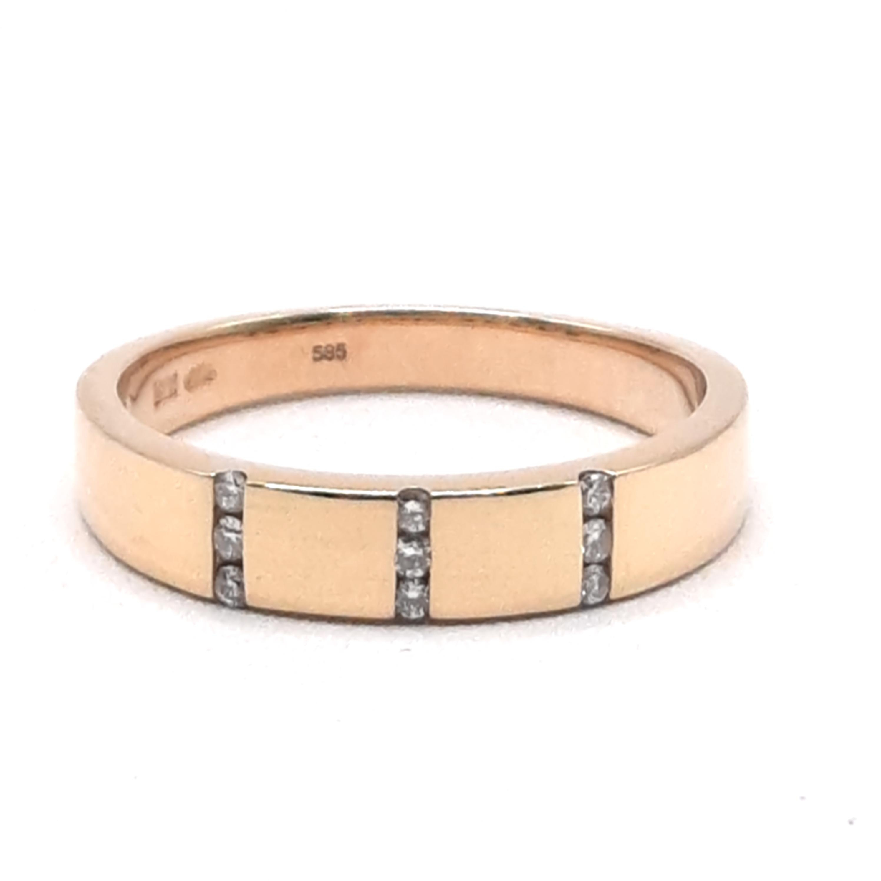Deze verlovingsring, modelnummer BREA-000276, is gemaakt van 14-karaats goud met een glanzende afwerking. De ring is goudkleurig en bevat 9 briljant geslepen diamanten van 0,15 karaat, met een H kleur en SI1 zuiverheid. De ringmaat is 54 en de breedte is 4 mm. Perfect voor aanzoekmomenten en dagelijks dragen.