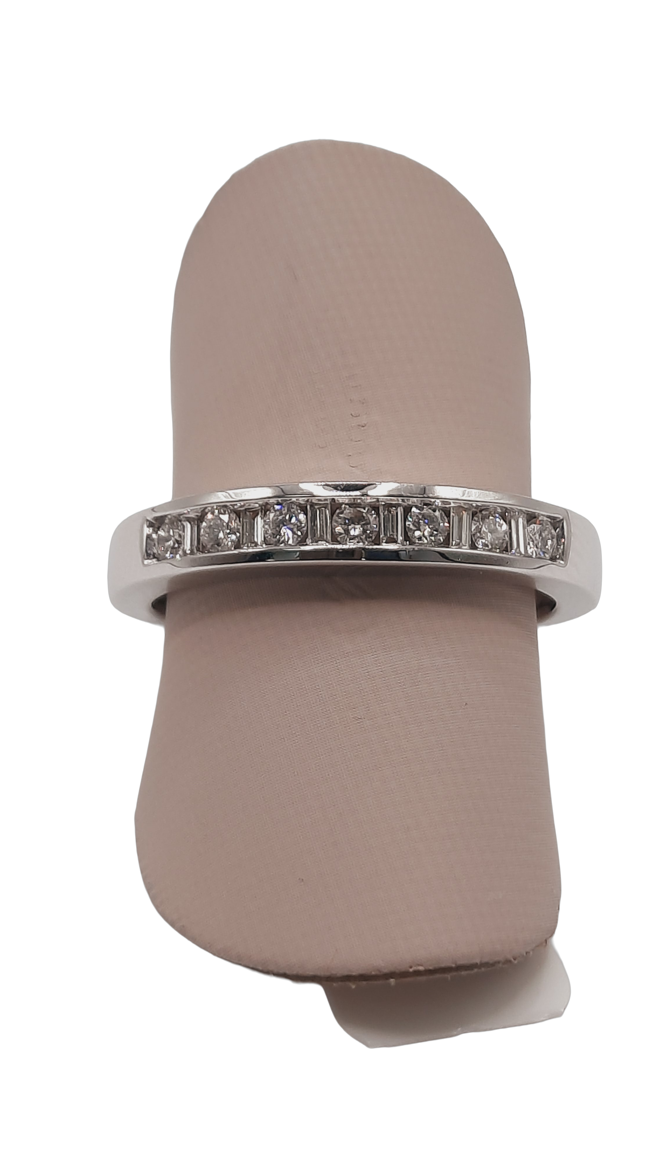 Deze prachtige ring is perfect voor een verloving. Gemaakt van 18 karaat witgoud, schittert het met een fijne witte Top Wesselton G-kleur diamant. Draag het als een verfijnd symbool van liefde en toewijding. Met maat 54 past het elegant om de vinger. Een tijdloze keuze voor een onvergetelijk moment. 