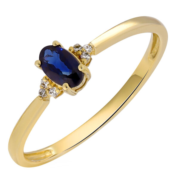 Deze betoverende 14k gouden ring, model GGE0744, combineert een blauwe ovale saffier van 0,30 karaat met fonkelende diamanten met een totaal gewicht van 0,02 karaat. De ringmaat is 56 en de geelgouden uitstraling maakt het een perfecte keuze voor speciale gelegenheden. Draag het als een opvallend sieraad dat elegantie toevoegt aan elke outfit.