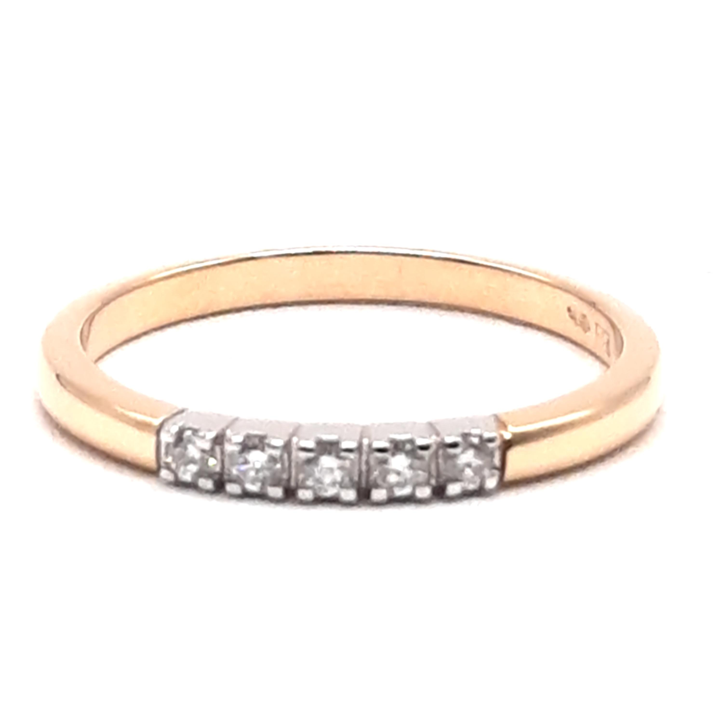 De BREA-000194 verlovingsring is een elegante gouden ring van 14-karaats goud. De ring straalt dankzij de glans van de briljant geslepen diamanten (SI1, kleur H) met een totaal gewicht van 0,10 ct. Perfect voor een verloving en het beste gedragen op de ringvinger. Ideaal voor een stijlvolle en tijdloze uitstraling.