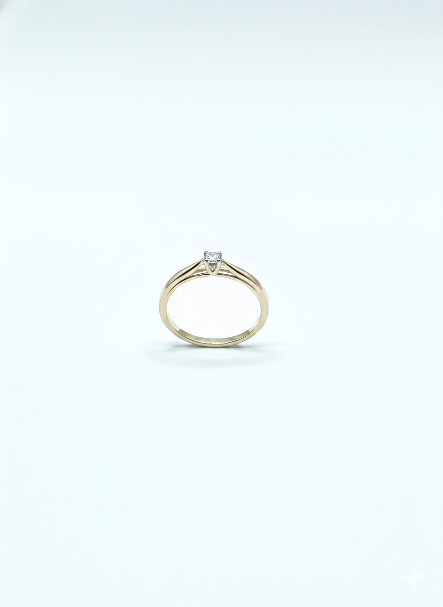 Deze massieve 14k gouden solitaire diamanten ring, model GGA3515, heeft een briljante SI1-diamant van 0,10 karaat met een Wesselton H-kleur. De ringmaat is 56 en de ring heeft een glanzende afwerking. Draag deze elegante ring dagelijks of bij speciale gelegenheden voor een tijdloze en verfijnde uitstraling. Perfect voor elke sieradencollectie.