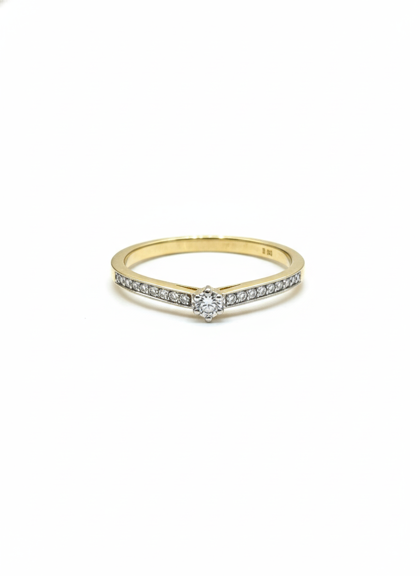 De gouden diamanten Solitair Ring met Zijstenen, modelnummer GBG0654, is een elegante 14-karaats gouden ring in maat 57. De ring is voorzien van 21 briljant geslepen diamanten van SI1 zuiverheid en G-kleur, wat zorgt voor een schitterende glans. Perfect voor dagelijks gebruik of speciale gelegenheden, een tijdloze aanvulling op elke sieradencollectie.