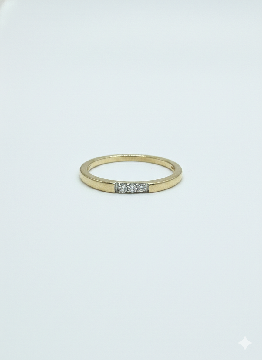 Deze 14k gouden diamanten ring, modelnummer GBG0545, beschikt over drie briljant geslepen diamanten van 0,04 karaat, met zuiverheid SI1 en kleur G (fijn wit Top Wesselton). Draag deze verfijnde ring als een opvallend sieraad op formele gelegenheden of als dagelijks luxe accessoire. Perfect om je stijl te verrijken met een vleugje elegantie en klasse.