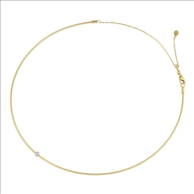 Dit prachtige NOIBILE geelgouden collier, combineert elegantie met verfijning. Het bevat een briljant geslepen diamant van 0.06 karaat. Ideaal om elke gelegenheid te verfraaien, het kan solo gedragen worden voor een subtiele uitstraling of gecombineerd met andere sieraden voor een gedurfde look. Een veelzijdige keuze voor elke sieradencollectie.