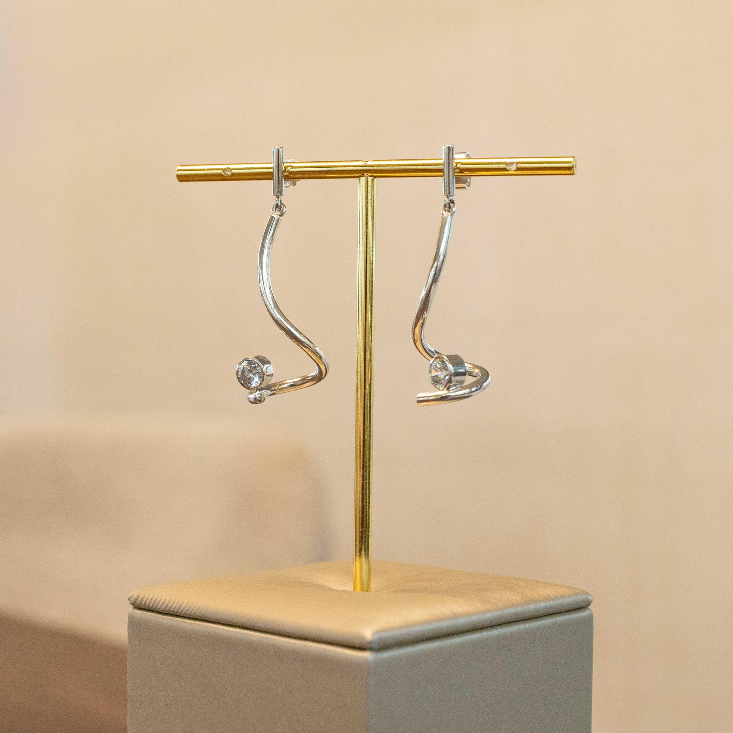 Sierlijke verfijnde draden laten deze ontwerpen voor zichzelf spreken. Met een letterlijke twist zijn deze sieraden goed draagbaar en makkelijk te combineren. Een energieke wikkel van sierlijkheid die jou laat stralen. Elk sieraad wordt met de hand gemaakt in ons eigen atelier en ontstaat spontaan op gevoel. Jouw Twist is dus altijd uniek.

Maak een afspraak en kom deze sierlijke oorhangers passen! Of bestel ze gelijk, dan sturen we deze mooi verpakt naar je toe.