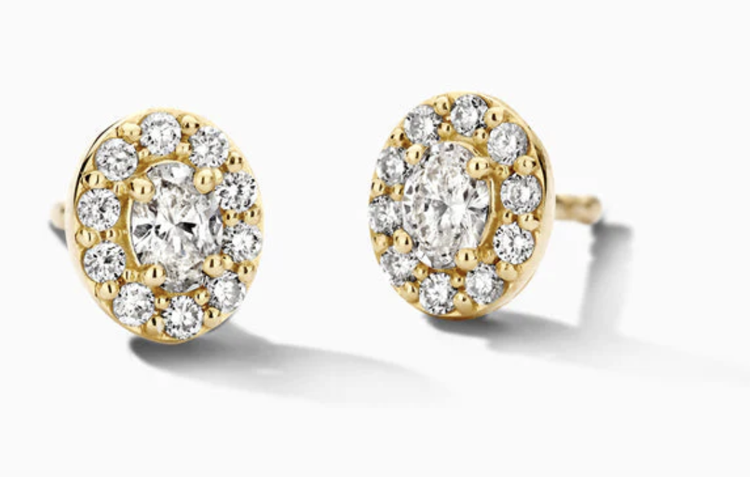 Jouw look compleet maken? Deze elegante oorknoppen van 14k geelgoud schitteren met lab grown diamanten. Elke oorsteker toont een centrale lab grown diamant, omringd door kleinere diamanten in een verfijnde entourage zetting. Dit ontwerp garandeert een tijdloze uitstraling en optimale sprankeling.