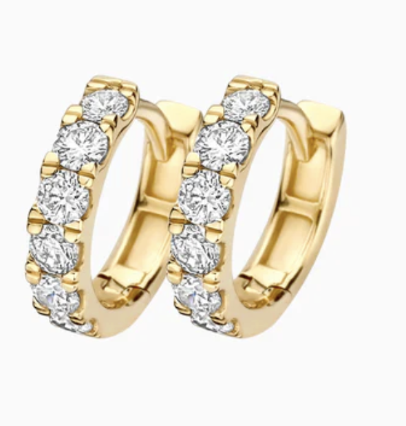 Deze 14k geelgouden oorringen, gezet met Lab Grown Diamanten, tillen jouw stijl naar een hoger niveau. Je ziet sprankelende diamanten in een verfijnde pav&eacute;-zetting. Elke oorbel, met een breedte van 2.7 mm en 0.29 karaat aan diamant, omarmt je oor. Een essenti&euml;le toevoeging aan je collectie voor een luxe uitstraling.