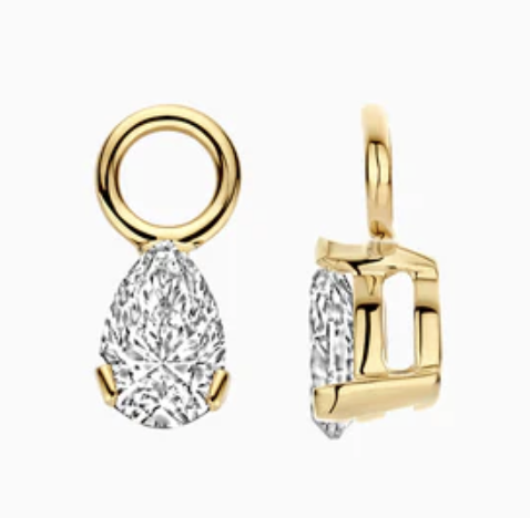 Schitterende peervormige lab-diamonds sieren deze 14k geelgouden oorbedels. Het karaatgewicht van de diamanten is 2x 0,25 en het oogje heeft een diameter van 2.8 mm. Je hangt de bedels eenvoudig aan een paar oorringen en ze zijn prachtig te mixen en matchen met andere (oor)sieraden uit onze collectie.
