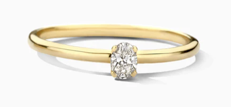 Deze 14k geelgouden ring met ovale lab-diamond in chaton-zetting straalt klassieke elegantie uit. Het karaatgewicht van de diamant is 0,15 en de doorsnede van de band is 1,6 mm. Draag de ring op zichzelf of combineer hem met bijvoorbeeld oorknoppen LG7026Y.