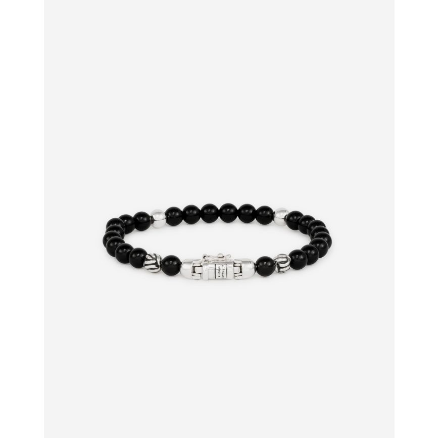 De Spirit Bead Onyx armband is ge&iuml;nspireerd op bidkralen en vertaald naar een uniek Buddha to Buddha ontwerp met het herkenbare sterling zilveren slot. De mini-spirit kralen zijn kleiner dan de spirit bead armbanden. Zwarte Onyx staat voor ondersteuning, kracht en doorzettingsvermogen. Deze armband is ontworpen in Amsterdam en handgemaakt van gerecycled zilver in Zuidoost Azi&euml;. Het is een tijdloos design, die moeiteloos kan worden gecombineerd. De Spirit Bead kralen zijn groter dan die van de Spirit Bead mini armbanden. Let op: de sluiting van deze Spirit Bead armband bevat een magneet. Deze is niet roestvrij en daarom is het belangrijk om elk contact met water (zoals zwemmen en douchen, enz.) te vermijden om roestvorming rond de magneet te voorkomen.