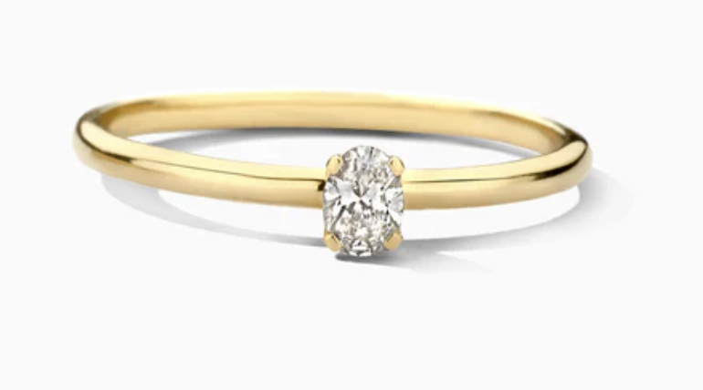 Deze 14k geelgouden ring met ovale lab-diamond in chaton-zetting straalt klassieke elegantie uit. Het karaatgewicht van de diamant is 0,15 en de doorsnede van de band is 1,6 mm. Draag de ring op zichzelf of combineer hem met bijvoorbeeld oorknoppen LG7026Y.