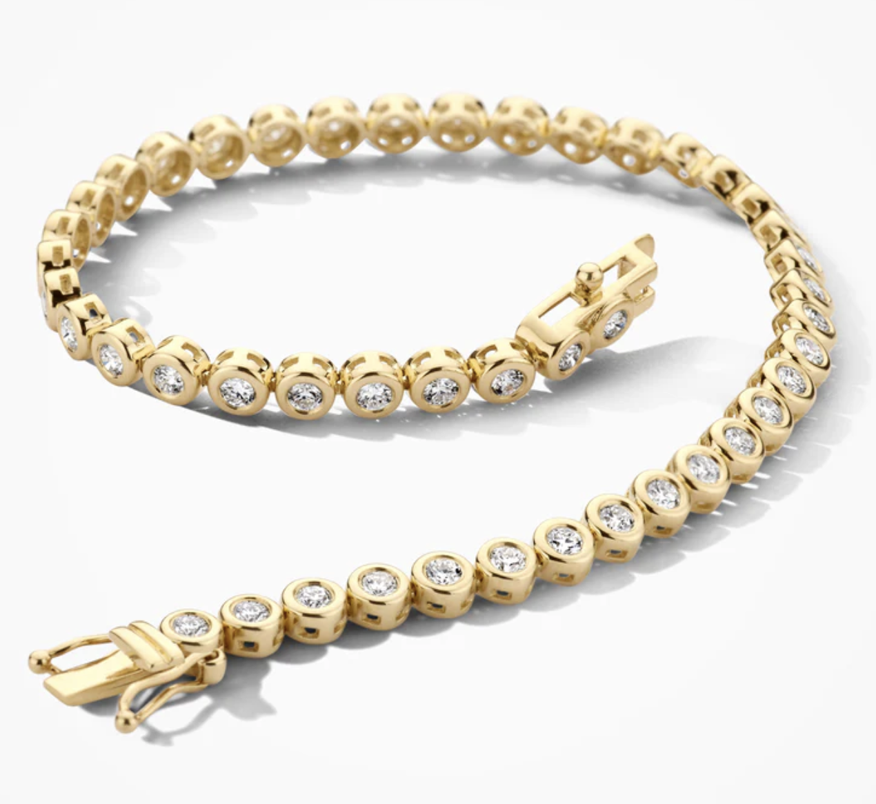 Deze 14k geelgouden armband met lab-diamonds in gladomzetting is een geraffineerd statement. Het totaal karaatgewicht van de diamantjes is 1,51 en de lengte van de armband is 17 cm. Prachtig te mixen en matchen met een ring en/of collier met lab-diamonds uit onze collectie.