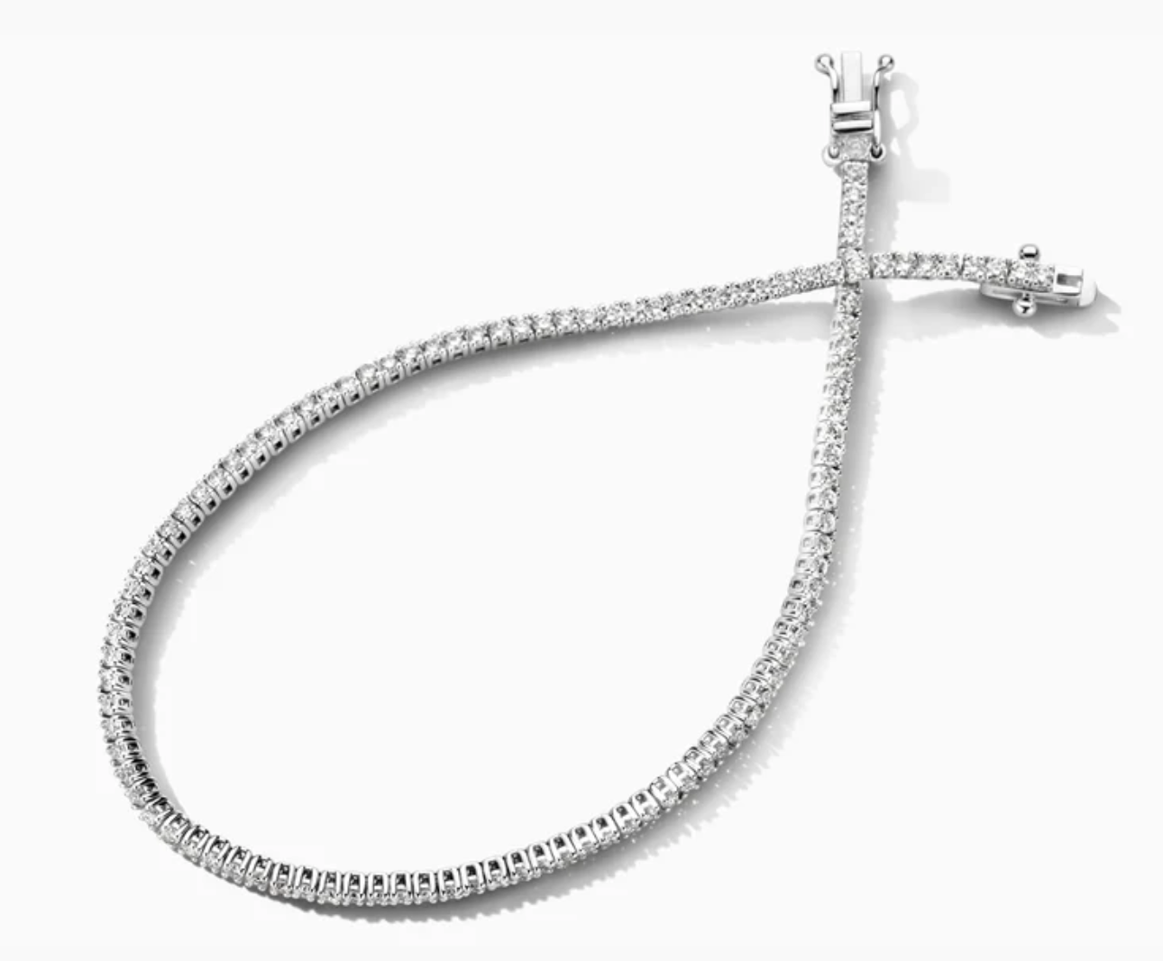 Deze ultra stijlvolle 14k witgouden armband is rondom bezet met lab-diamonds in chaton-zetting. Het totaal karaatgewicht van de diamantjes is 2,84 en de lengte van de armband is 17 cm. Draag hem op zichzelf of combineer met een ring en/of collier met lab-diamonds uit onze collectie.