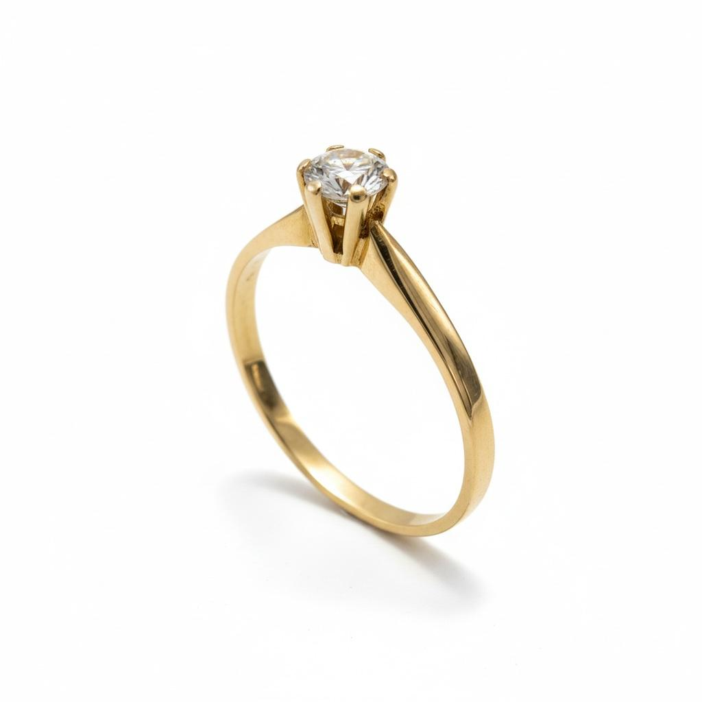 De solitaire diamanten ring KSR001 bevat een 0.10CT diamant met zuiverheid SI en kleur H. Gemaakt van 14 karaat goud. 