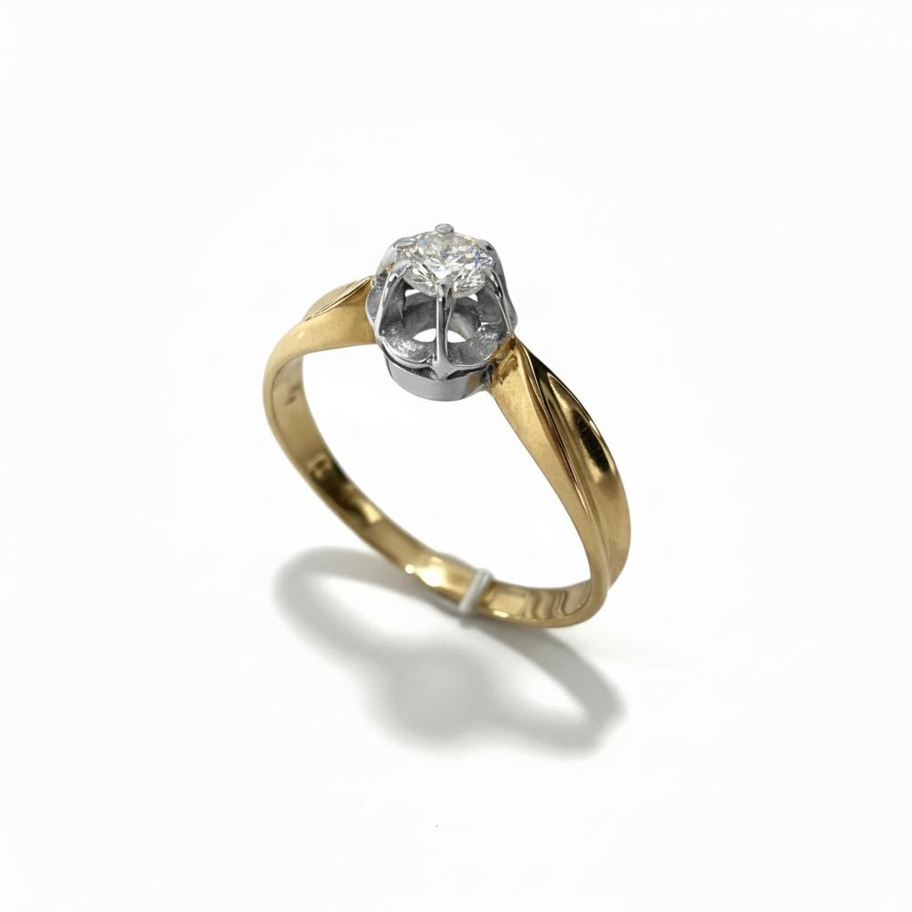 De Solitair diamanten ring met een wit gouden zitting bevat een 0.13ct diamant van zuiverheid SI en kleur H, vervaardigd uit 14 karaat goud. Ideaal als verlovingsring, verkrijgbaar in maat 57. De multicolor uitstraling voegt glamour toe aan elke gelegenheid. Draag hem solo voor een verfijnde look of combineer met andere sieraden voor extra glans.
