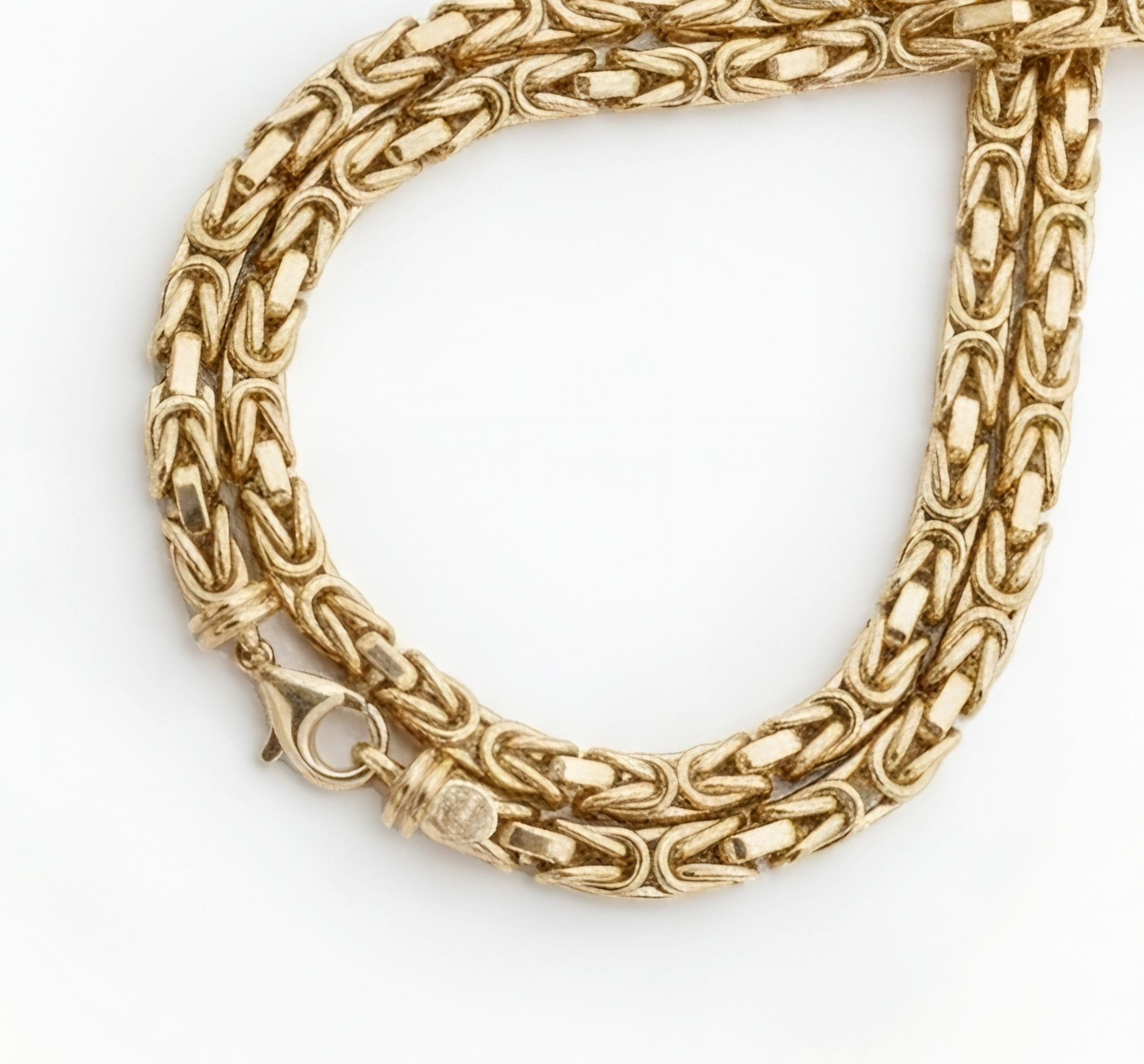 14 Karaats Gouden Konings schakel collier met een lengte van 60cm en een breedte van 4mm 
Belangrijk om te weten dat dit collier is vervaardigd met een holle buis schakel en is niet geschikt om een hanger aan te dragen.
