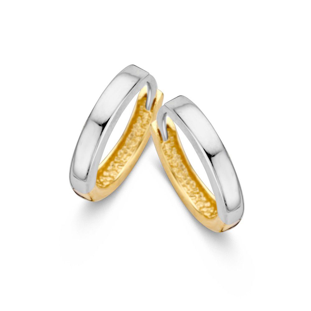 Bicolor wit- en geelgouden creolen.
