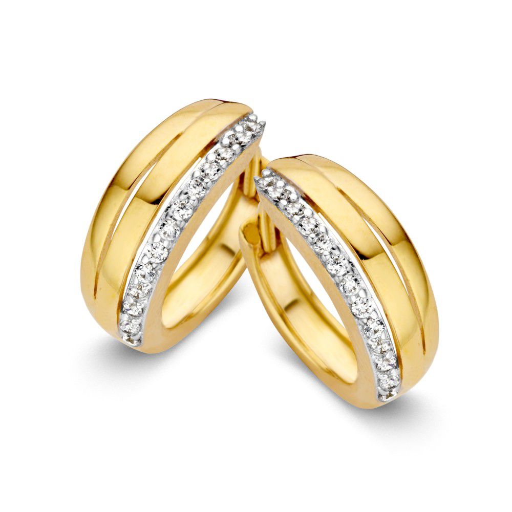 Geelgouden oorringen met zirkonia's.
