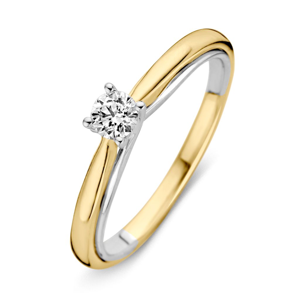 De 14kt. Bicolor Gouden Diamant Ring RG416371-50 is gemaakt van 14-karaats geel goud en heeft een briljant geslepen diamant van 0,25ct. H/Si1. De ring is glanzend en heeft een breedte van 4 mm. Draag deze elegante en verfijnde ring als een opvallend statement piece voor elke gelegenheid. Perfect voor dagelijks gebruik of speciale gelegenheden.
