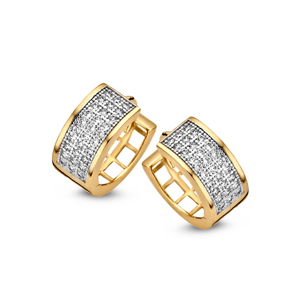 Brede, geelgouden oorringen met zirkonia's in pav&eacute;zetting.
