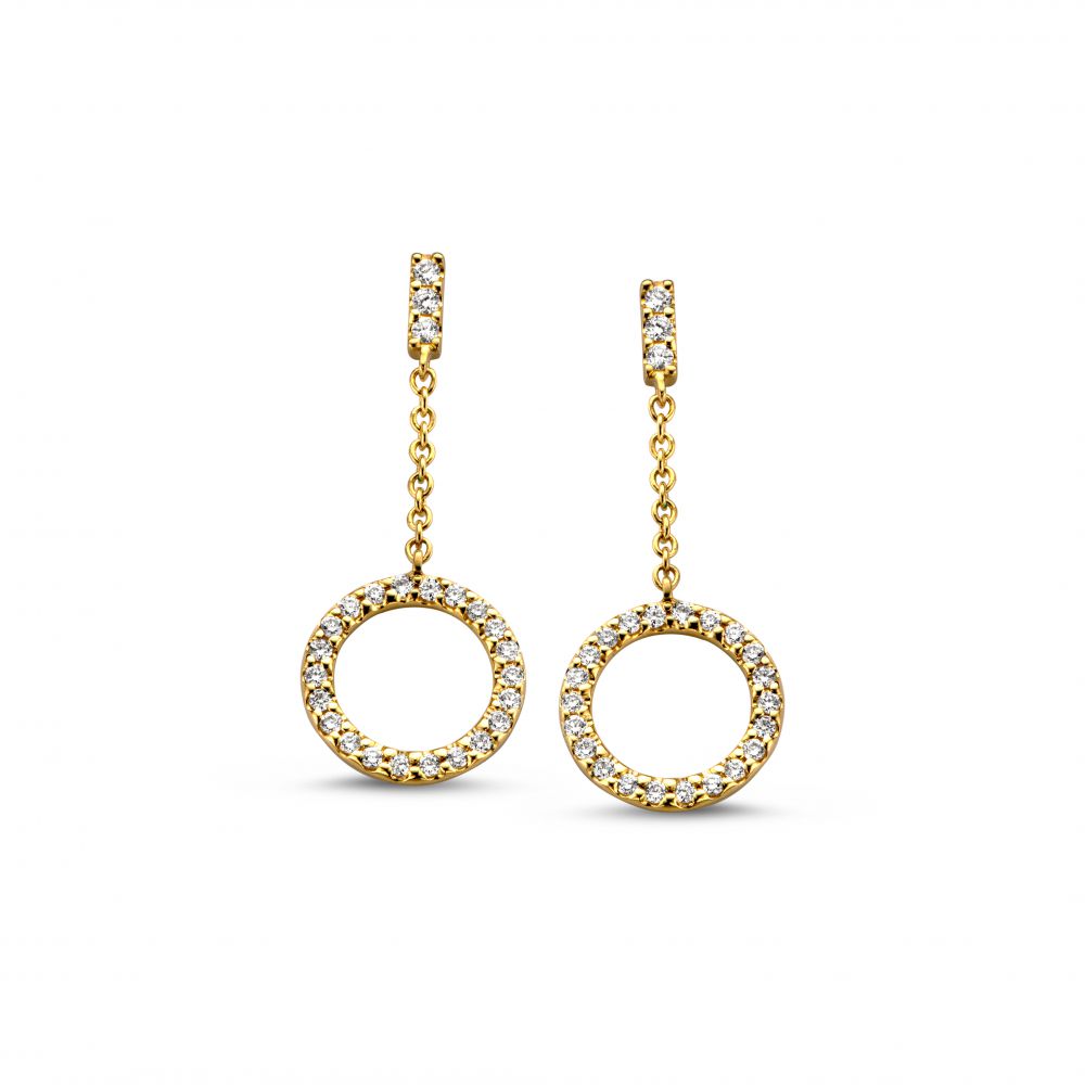 Geelgouden oorstekers met diamanten aanhangers.
