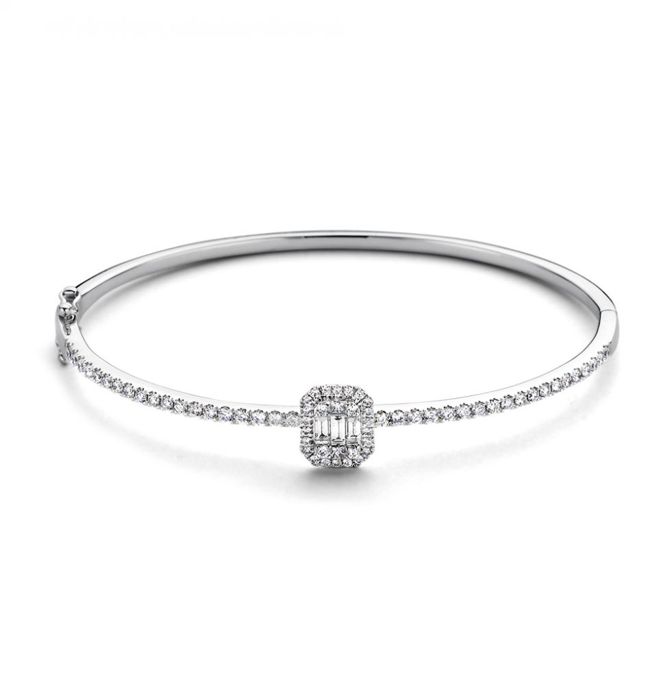 Elegante witgouden armband met schitterende diamanten &ndash; totaal 1,18 crt &ndash; perfect voor eenluxe look. Deze verfijnde armband is uitgevoerd in 14 karaat witgoud en voorzien van hoogwaardige diamanten in zowel baguette als briljant slijpvorm, die samen een adembenemende schittering cre&euml;ren. Het subtiele, maar luxueuze ontwerp maakt dit sieraad ideaal als statement piece voor speciale gelegenheden of dagelijks draagplezier.
