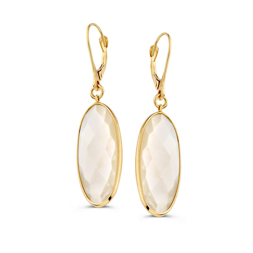 Geelgouden oorhaken met ovale parelmoer aanhangers.
