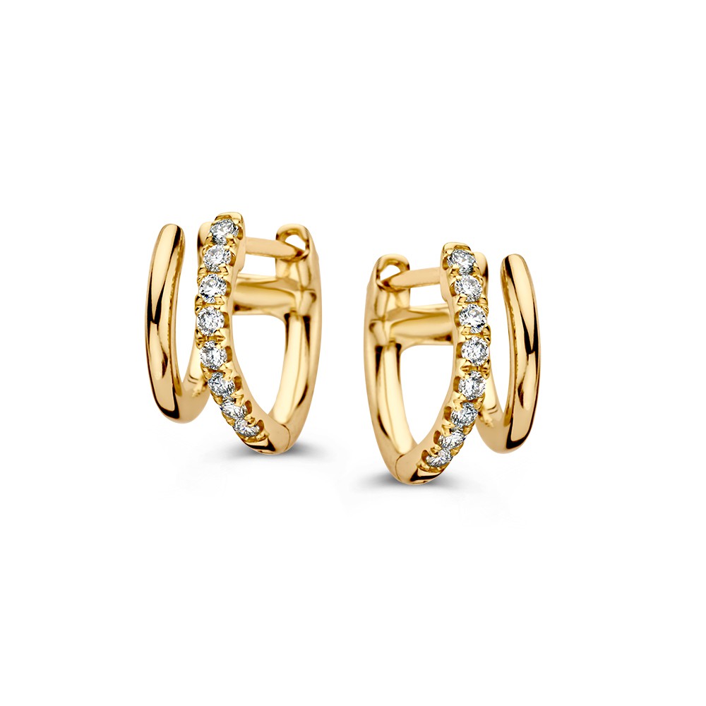 Speelse geelgouden oorringen met diamant. De oorringen zijn opgebouwd uit een grotere en kleinere ring, waardoor het lijkt alsof de draagster twee verschillende oorbellen in heeft.
