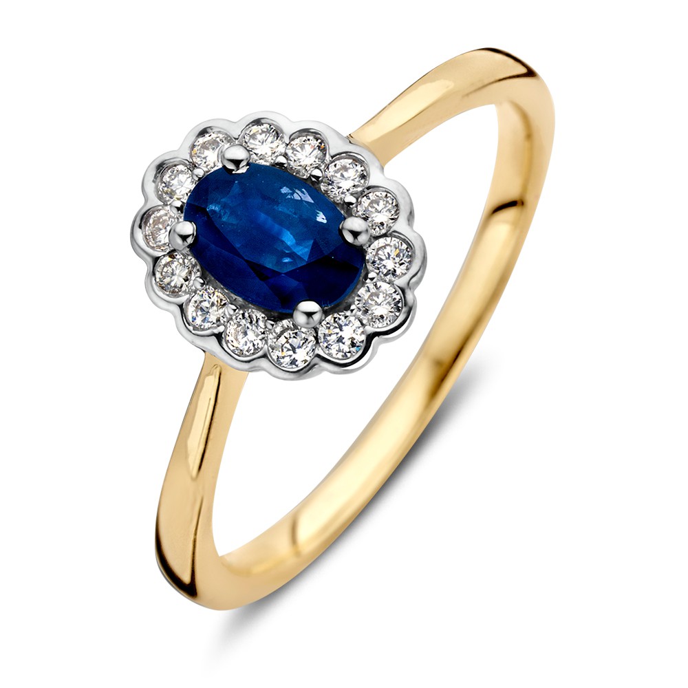 Klassieke gouden entourage ring met een ovale saffier. Om de blauwe saffier zijn fonkelende diamanten geplaatst in een gerhodineerde zetting. 