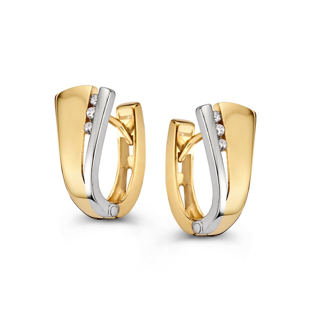Bicolor wit- en geelgouden oorringen met drie zirkonia's. Dankzij de brede voorzijde en verlaagde stekervallen de oorbellen mooi over de oorlel heen.

